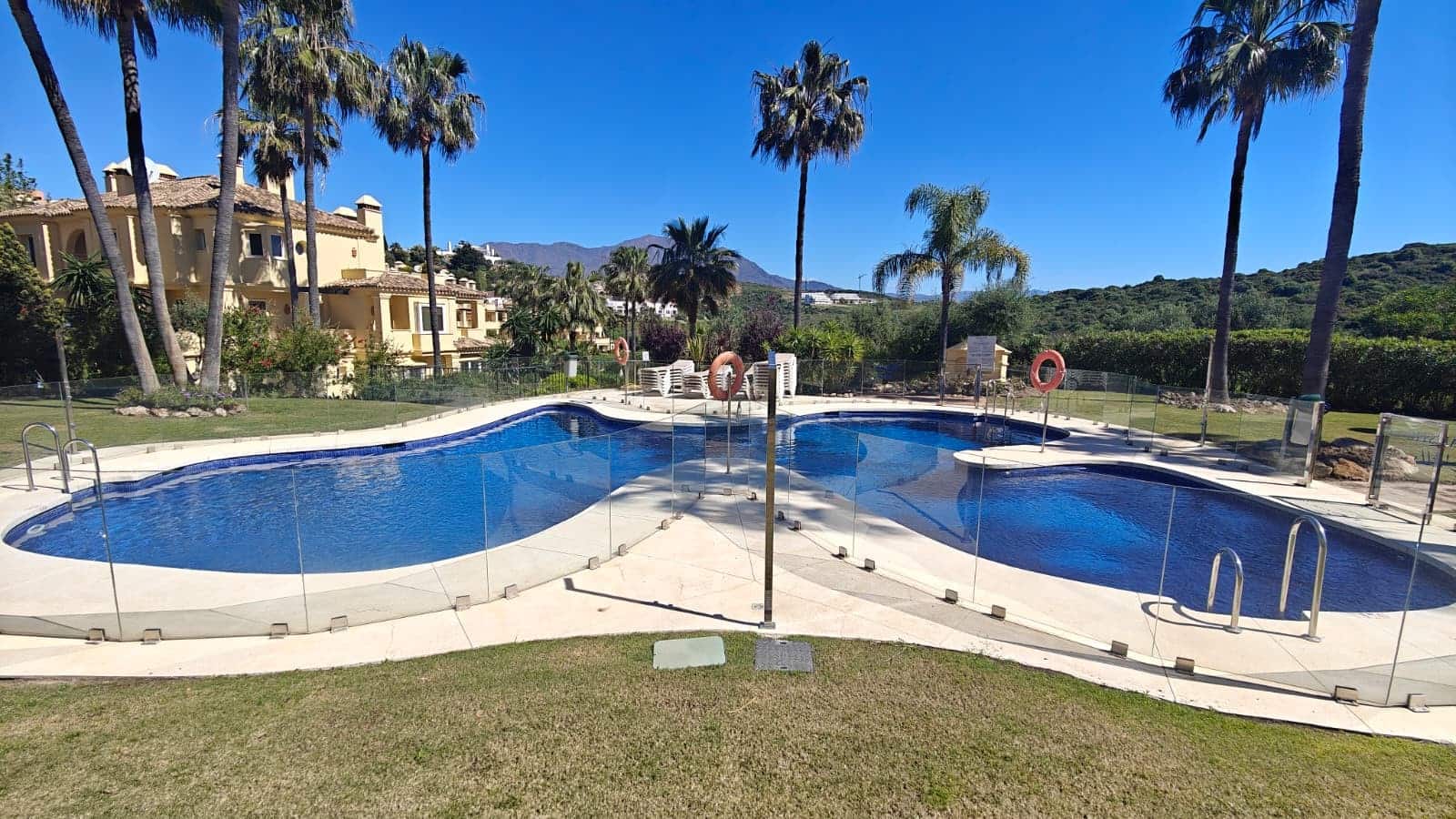 3 sypialnia Apartament na sprzedaż w Casares z basenem garażem - 450 000 € (Ref: 9777849)