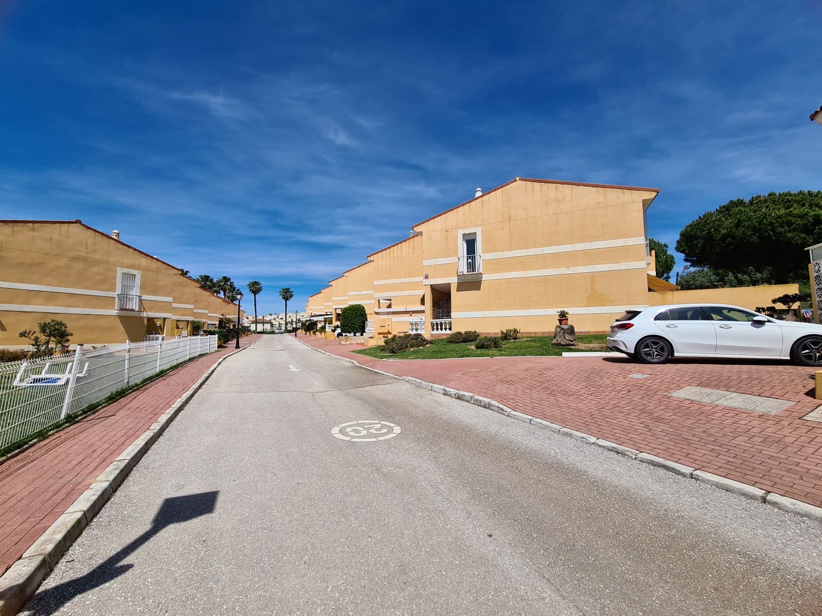 3 bedroom Semi-detached Villa for sale in La Duquesa / Puerto de la Duquesa with pool garage - € 369,000 (Ref: 9790848)