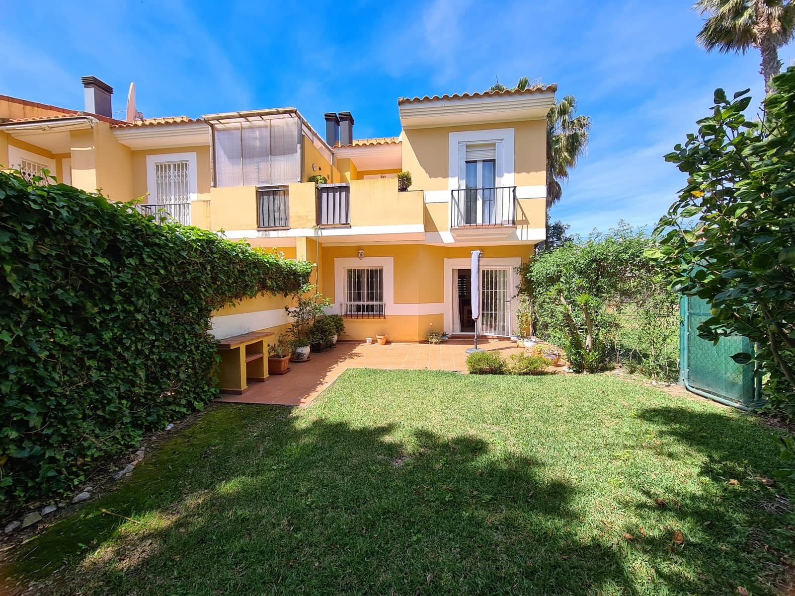 3 bedroom Semi-detached Villa for sale in La Duquesa / Puerto de la Duquesa with pool garage - € 369,000 (Ref: 9790848)