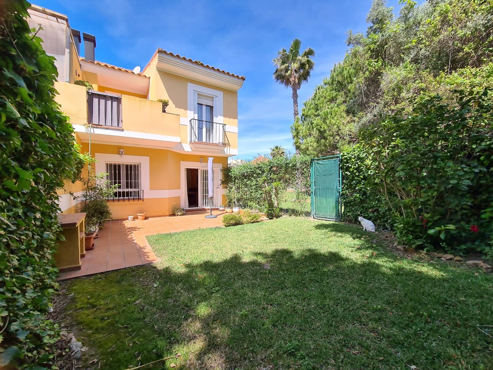 3 bedroom Semi-detached Villa for sale in La Duquesa / Puerto de la Duquesa with pool garage - € 369,000 (Ref: 9790848)