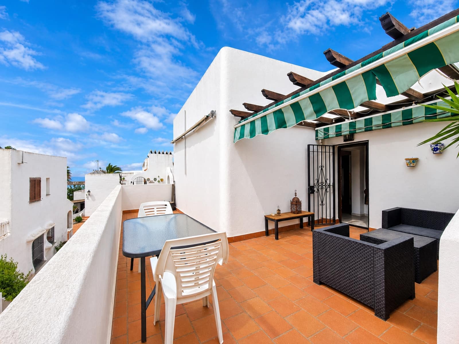 3 bedroom Semi-detached Villa for sale in La Duquesa / Puerto de la Duquesa - € 399,000 (Ref: 9806299)