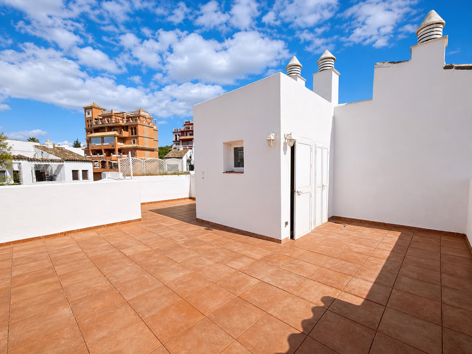 Ático de 2 habitaciones en La Duquesa / Puerto de la Duquesa en venta con piscina - 280.000 € (Ref: 9824802)