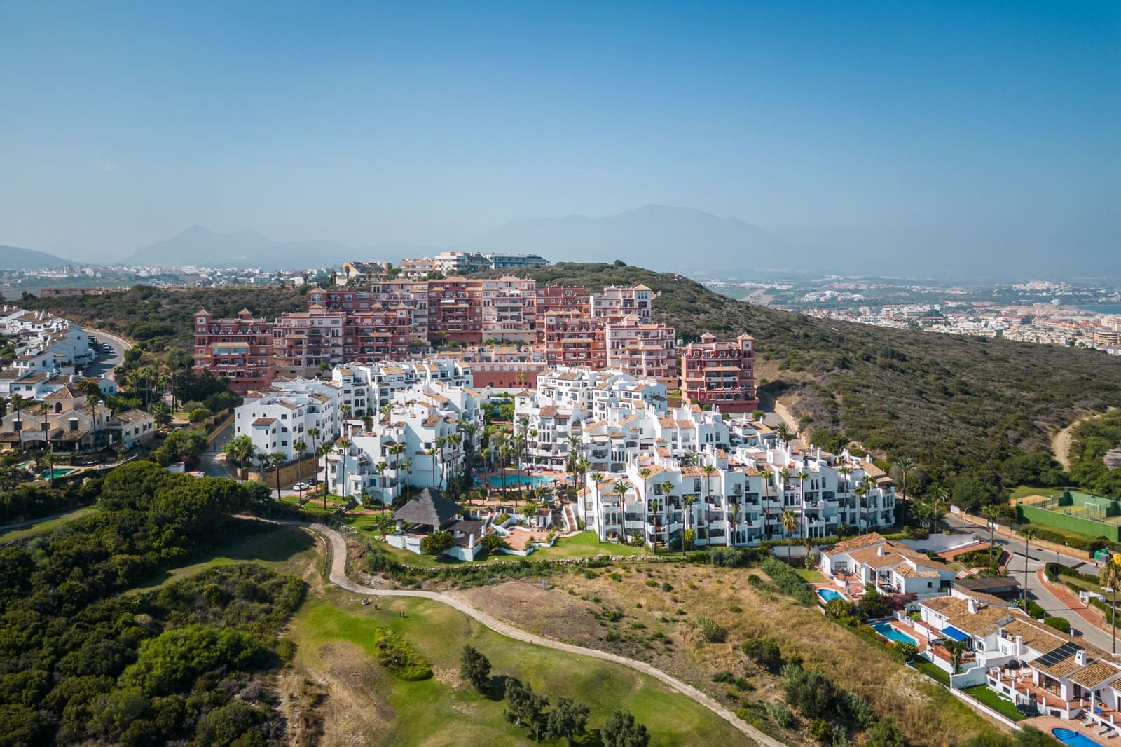 Ático de 2 habitaciones en La Duquesa / Puerto de la Duquesa en venta con piscina - 280.000 € (Ref: 9824802)
