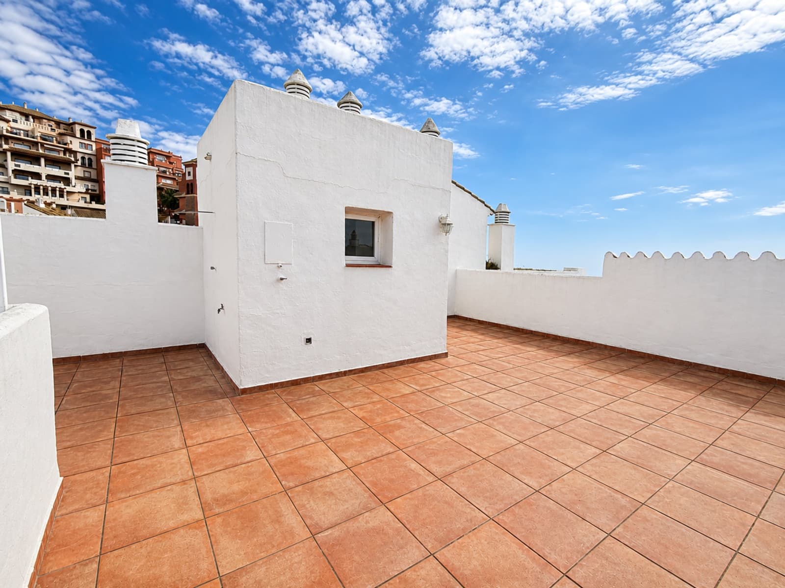 Ático de 2 habitaciones en La Duquesa / Puerto de la Duquesa en venta con piscina - 280.000 € (Ref: 9824802)