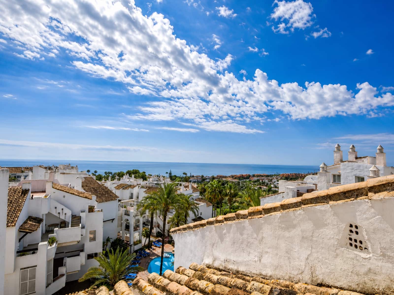 Ático de 2 habitaciones en La Duquesa / Puerto de la Duquesa en venta con piscina - 280.000 € (Ref: 9824802)