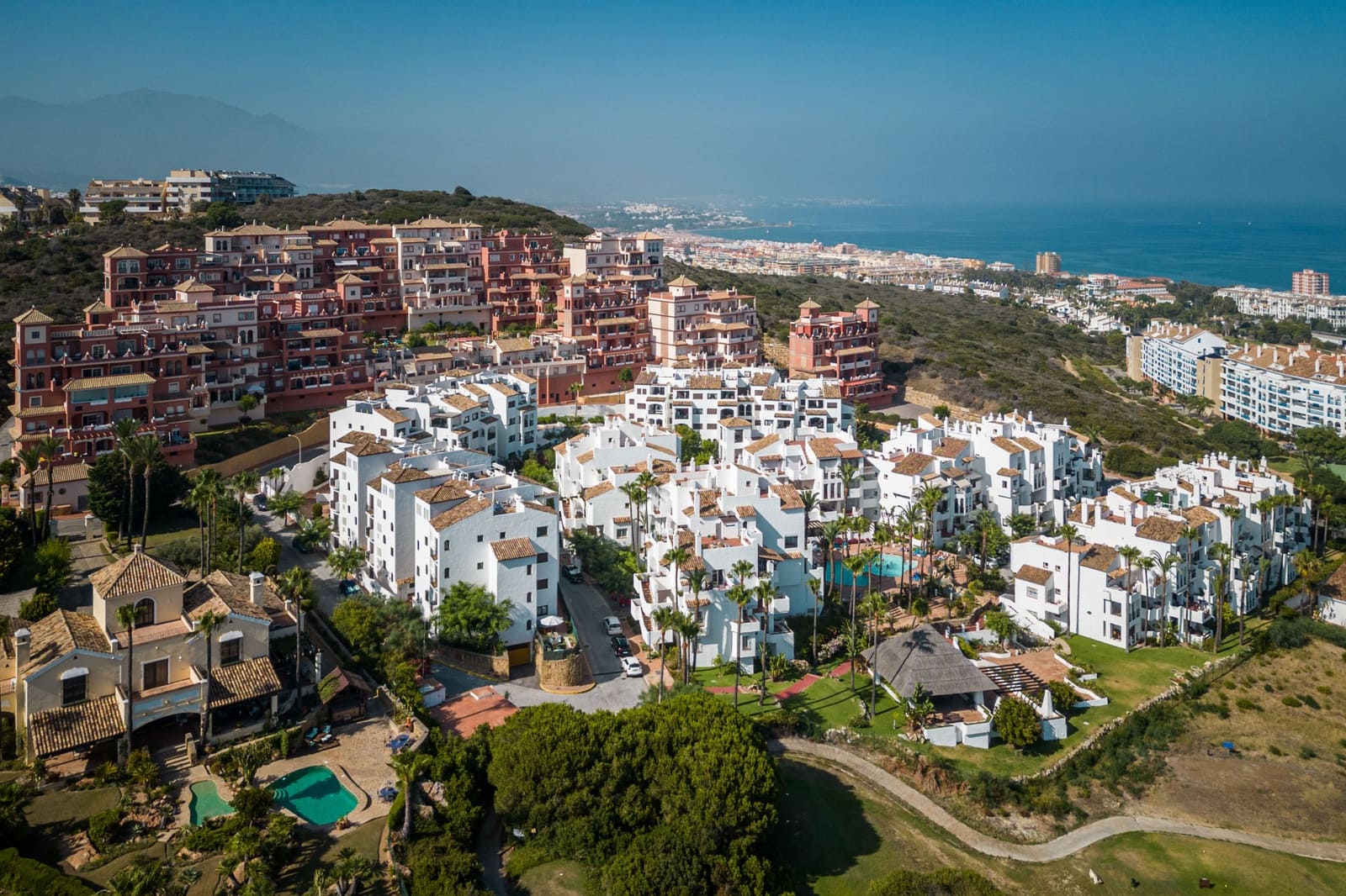 Ático de 2 habitaciones en La Duquesa / Puerto de la Duquesa en venta con piscina - 280.000 € (Ref: 9824802)