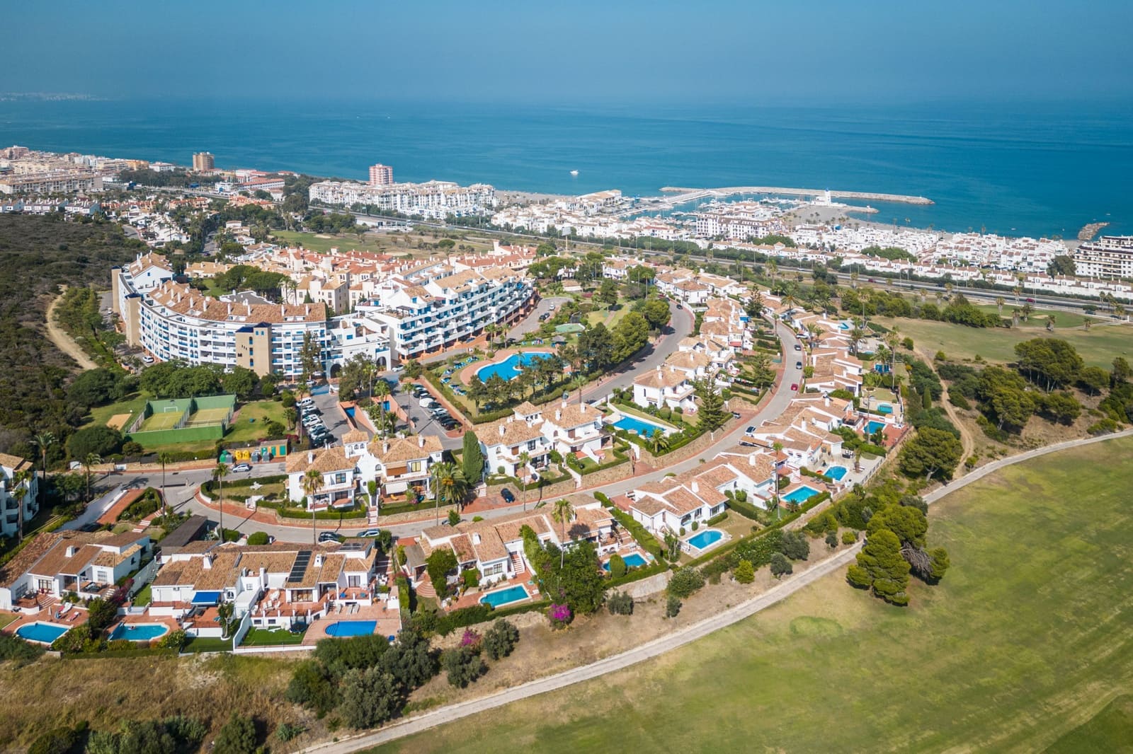 Ático de 2 habitaciones en La Duquesa / Puerto de la Duquesa en venta con piscina - 280.000 € (Ref: 9824802)