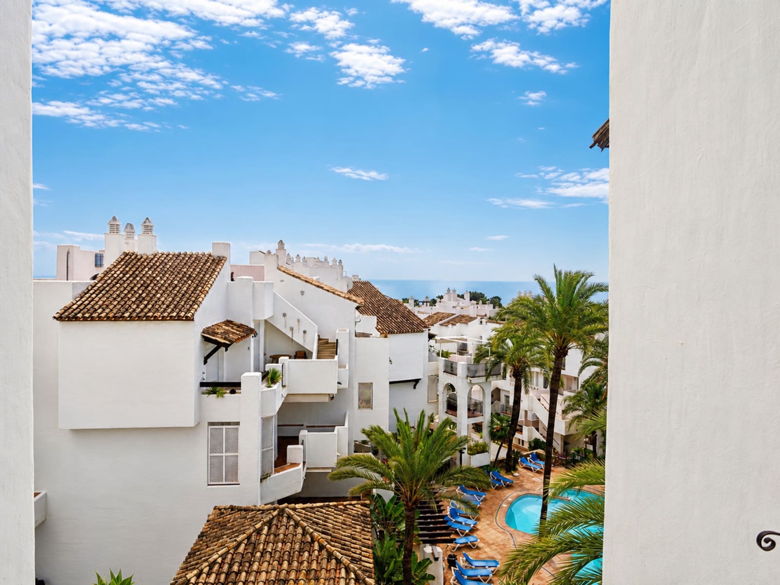 Ático de 2 habitaciones en La Duquesa / Puerto de la Duquesa en venta con piscina - 280.000 € (Ref: 9824802)
