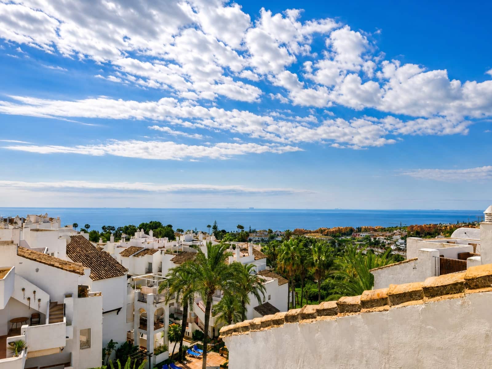 Ático de 2 habitaciones en La Duquesa / Puerto de la Duquesa en venta con piscina - 280.000 € (Ref: 9824802)