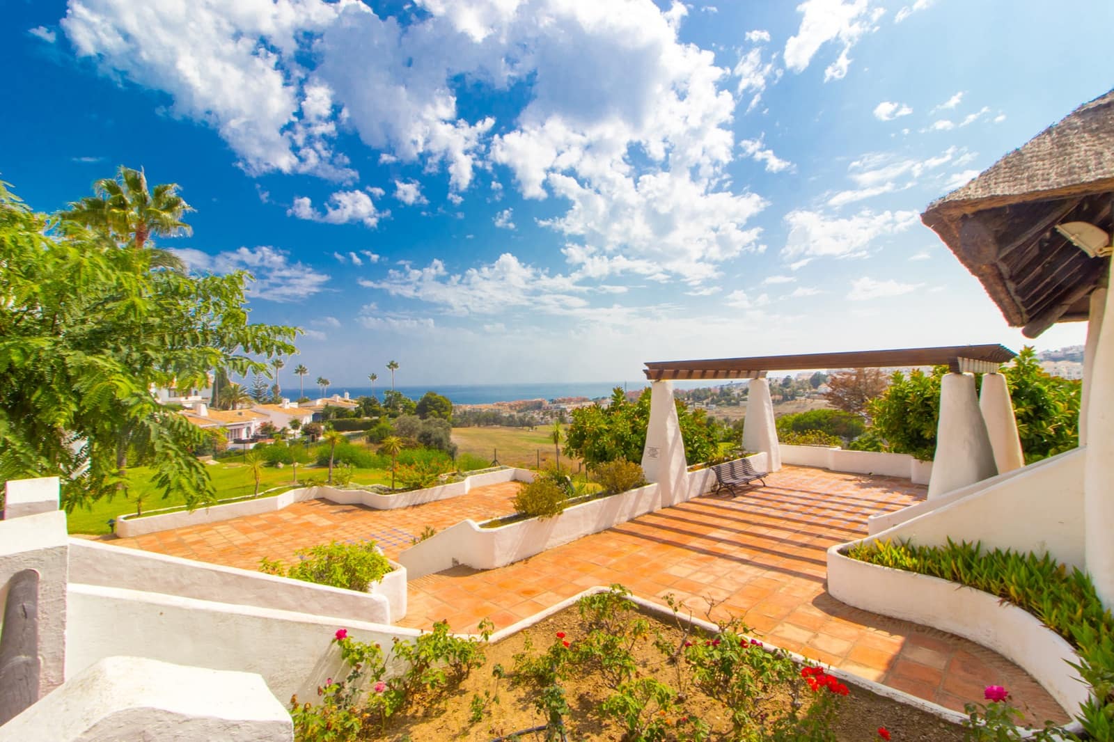 Ático de 2 habitaciones en La Duquesa / Puerto de la Duquesa en venta con piscina - 280.000 € (Ref: 9824802)