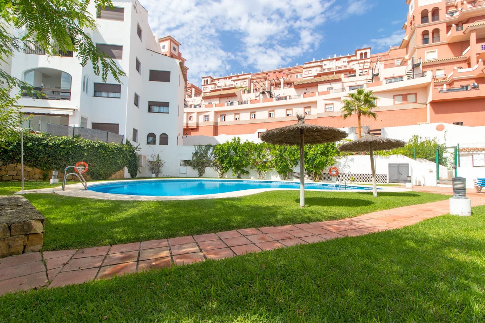 Ático de 2 habitaciones en La Duquesa / Puerto de la Duquesa en venta con piscina - 280.000 € (Ref: 9824802)