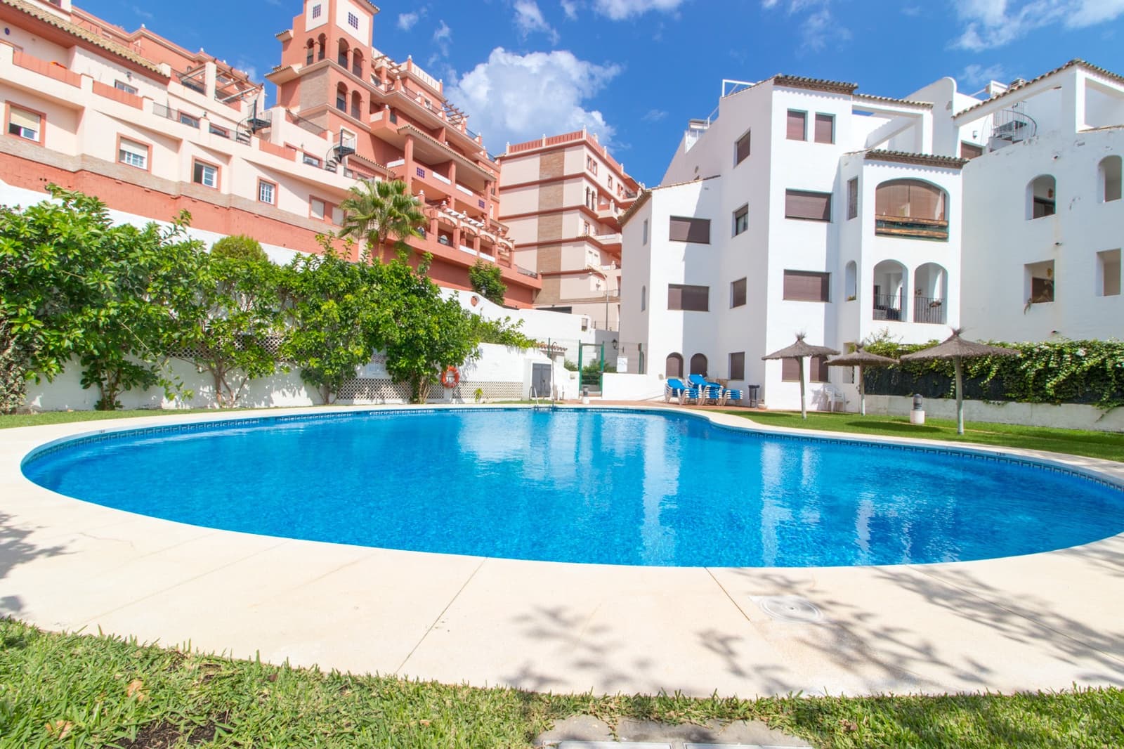 Ático de 2 habitaciones en La Duquesa / Puerto de la Duquesa en venta con piscina - 280.000 € (Ref: 9824802)