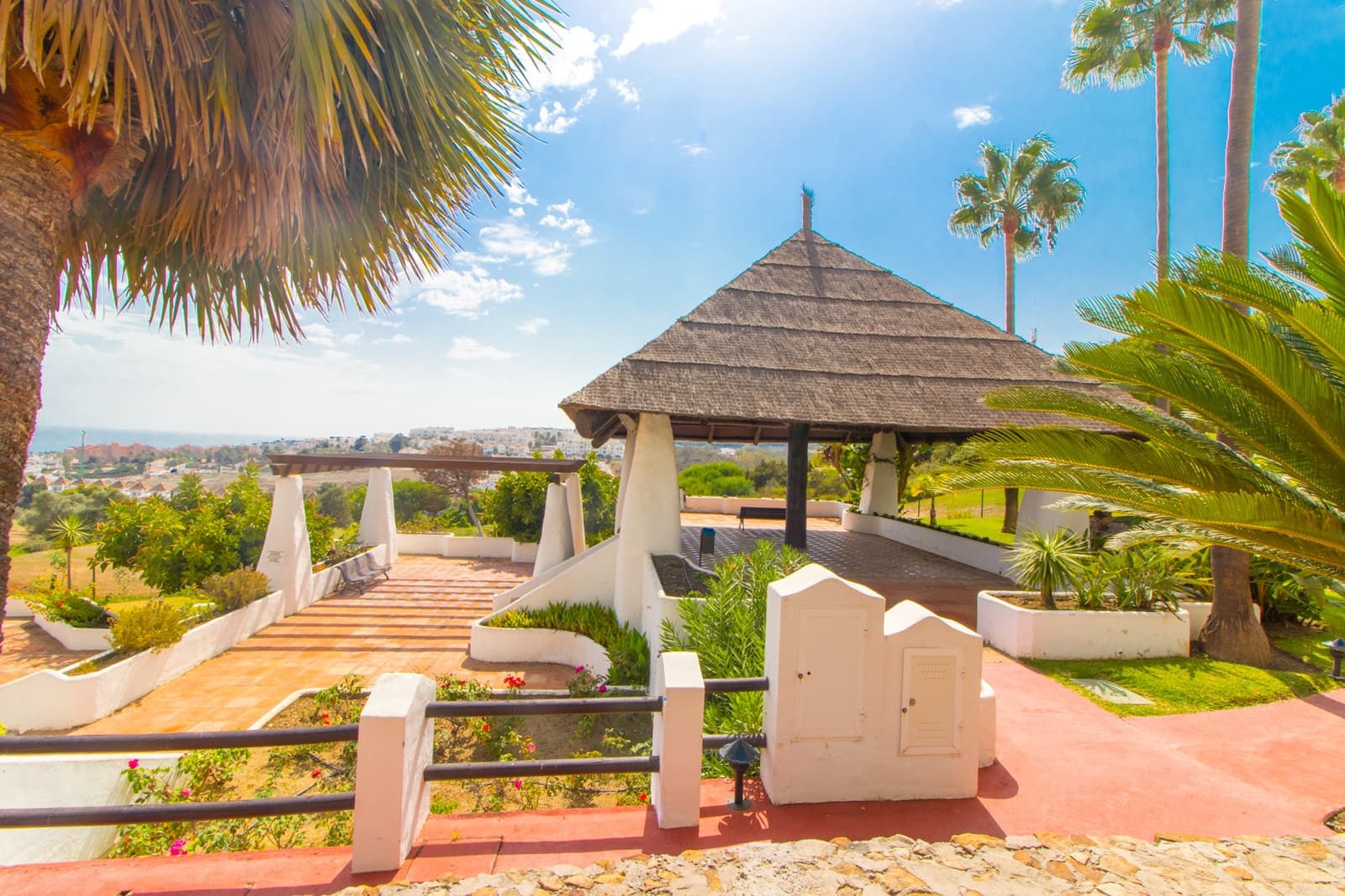 Ático de 2 habitaciones en La Duquesa / Puerto de la Duquesa en venta con piscina - 280.000 € (Ref: 9824802)