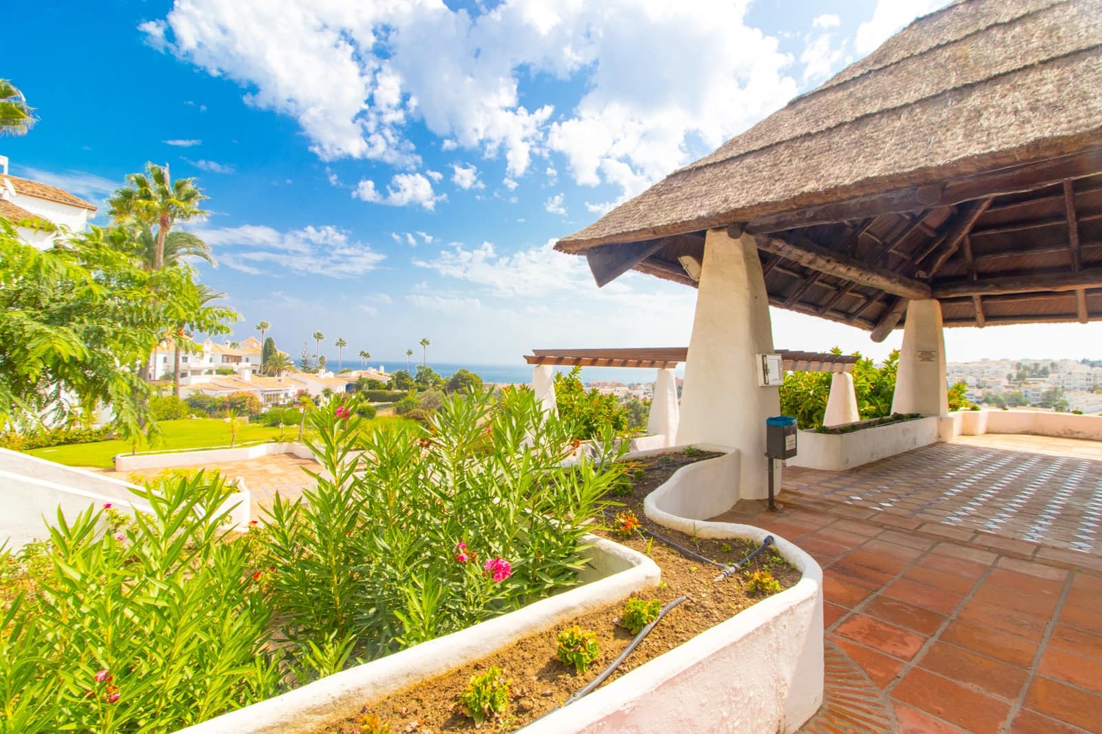 Ático de 2 habitaciones en La Duquesa / Puerto de la Duquesa en venta con piscina - 280.000 € (Ref: 9824802)