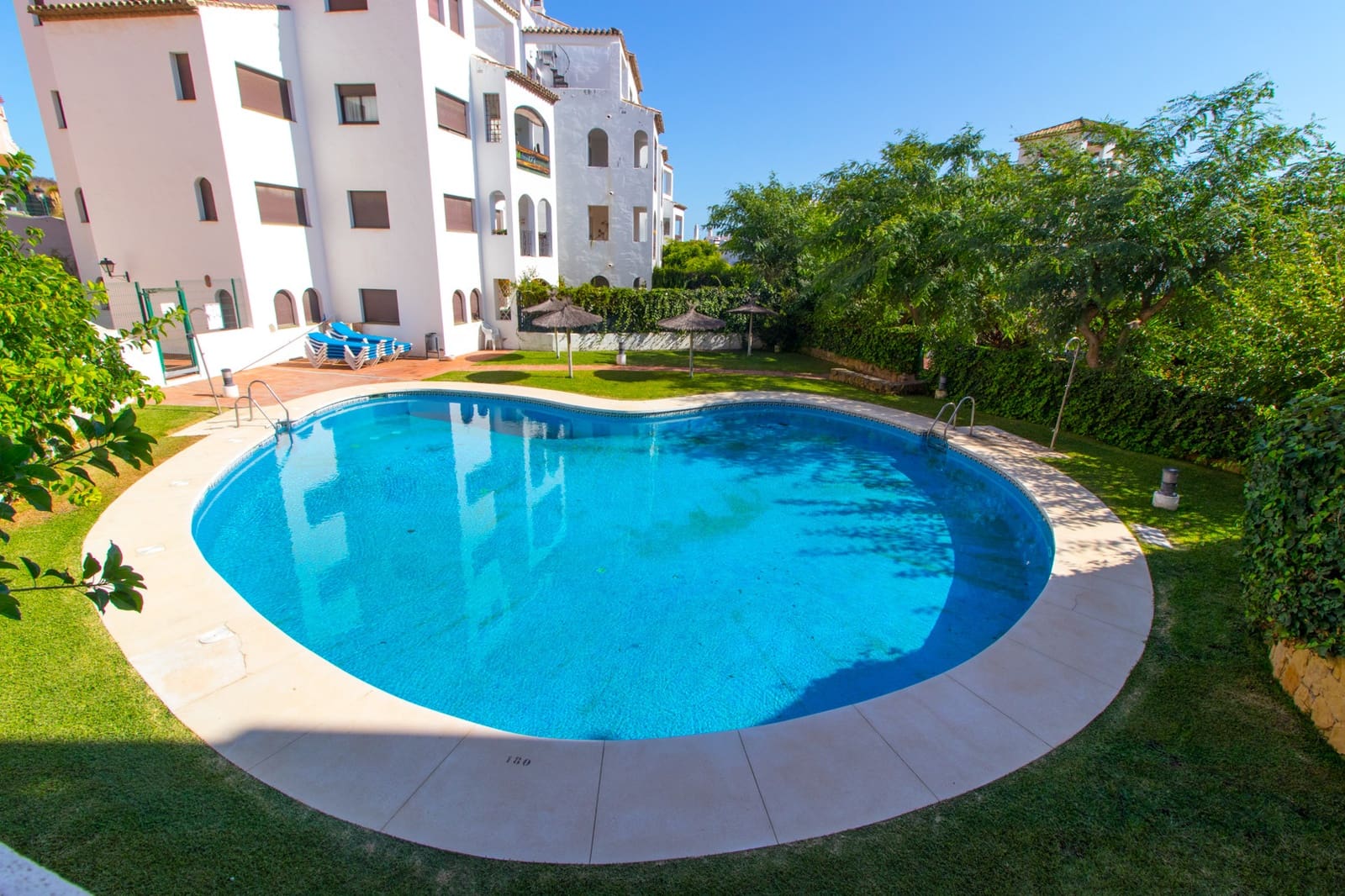Ático de 2 habitaciones en La Duquesa / Puerto de la Duquesa en venta con piscina - 280.000 € (Ref: 9824802)