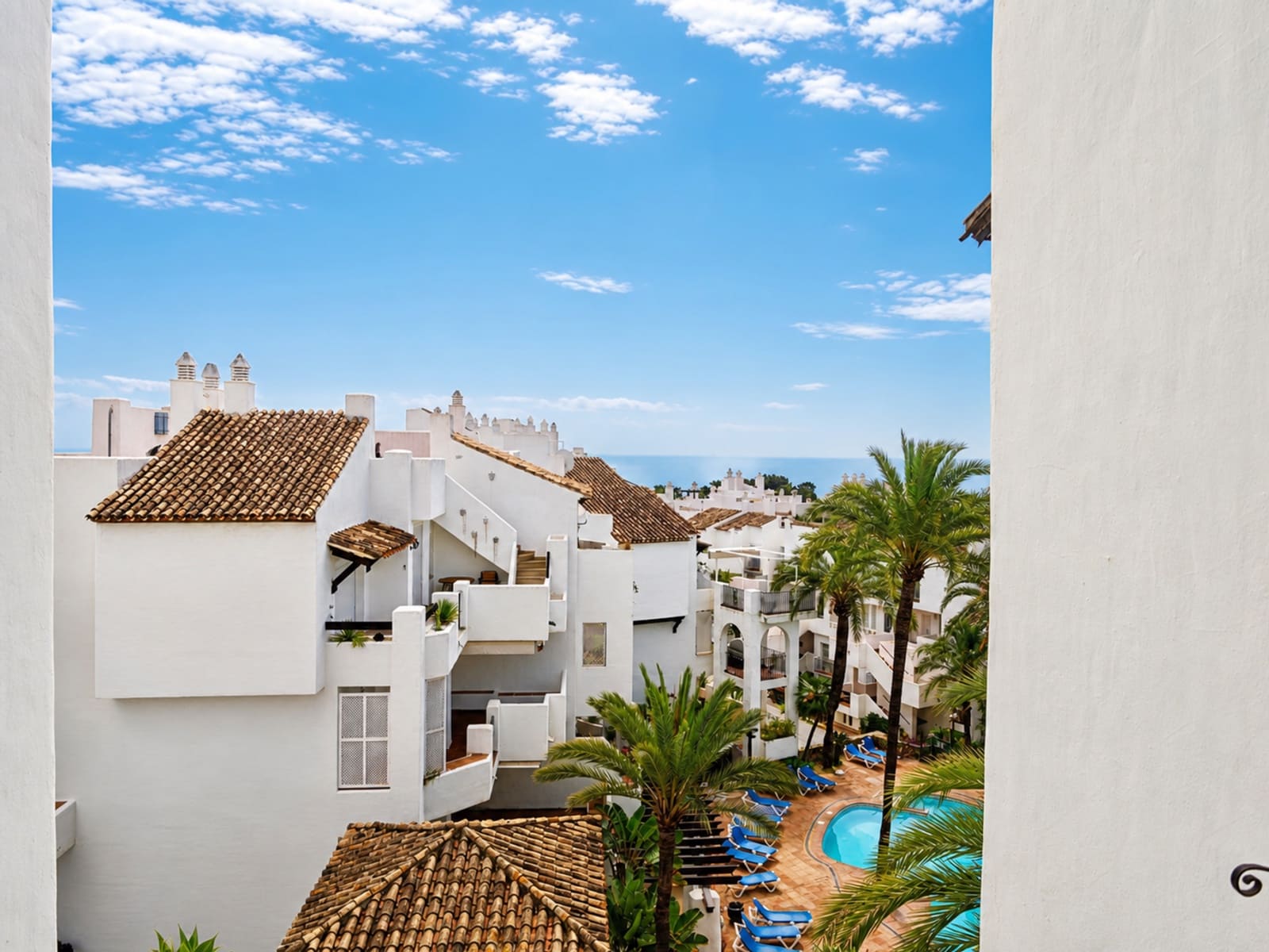 2 chambre Penthouse à vendre à La Duquesa / Puerto de la Duquesa avec piscine - 280 000 € (Ref: 9824802)