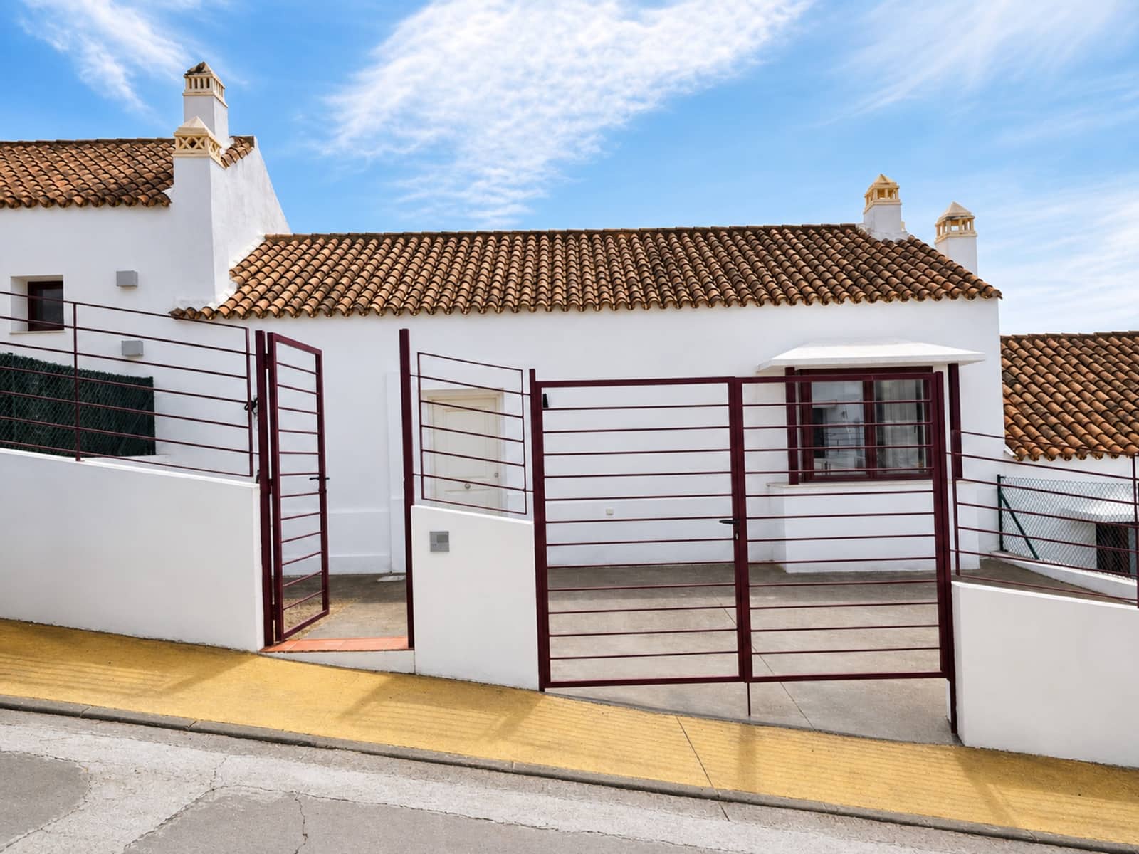 3 bedroom Townhouse for sale in Casares with garage - € 470,000 (Ref: 9824803)