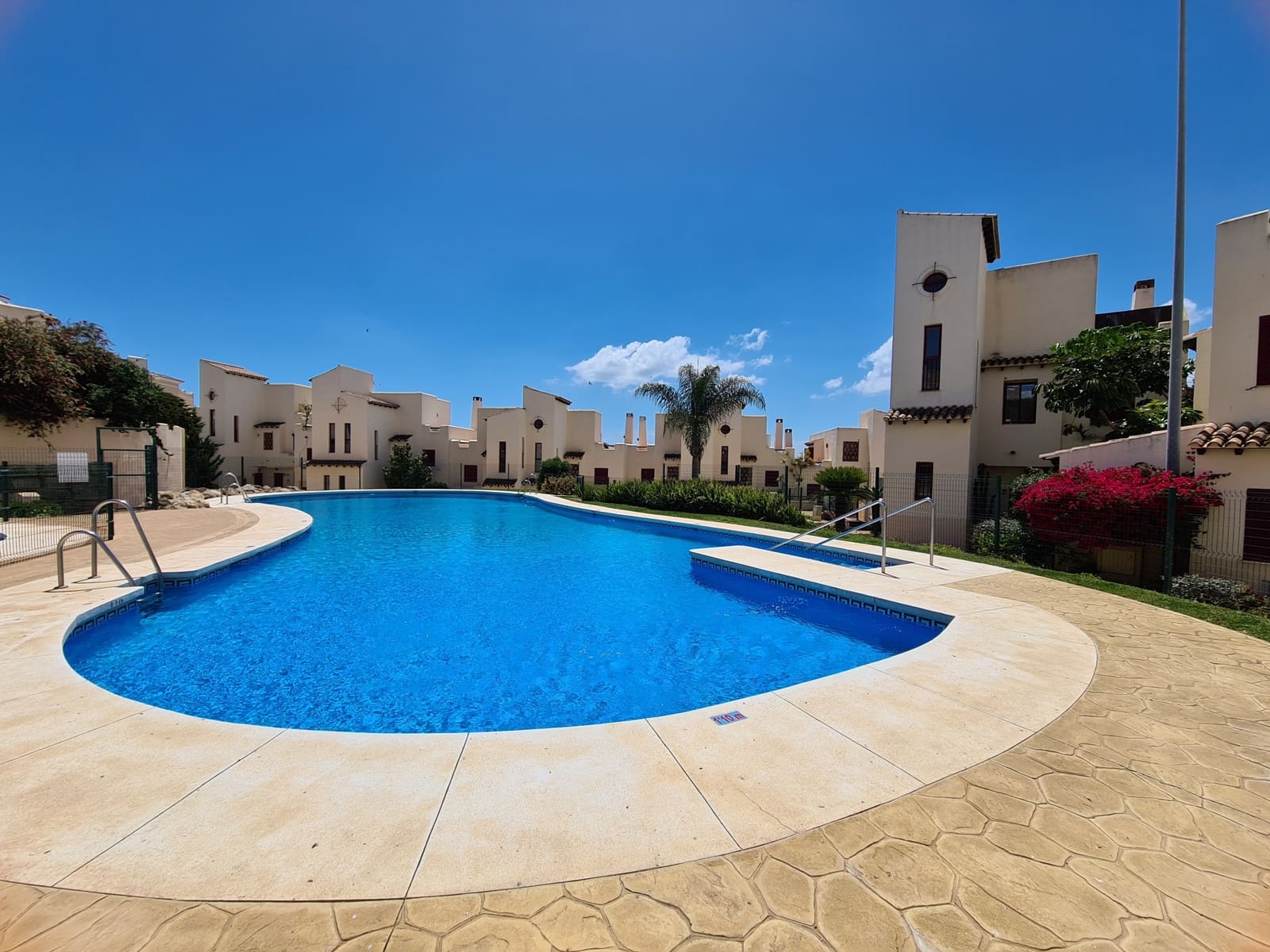 2 soverom Leilighet til salgs i Casares med svømmebasseng garasje - € 353 000 (Ref: 9824804)