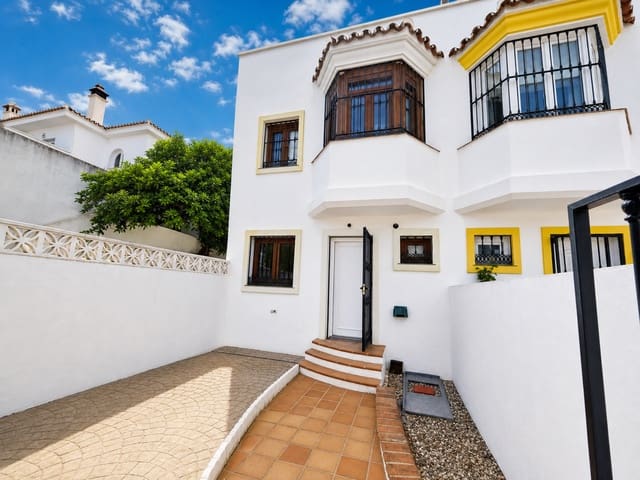 3 soveværelse Semi-Rækkehus til salg i La Duquesa / Puerto de la Duquesa, Manilva med garage - € 375.000 (Ref: 9824805)