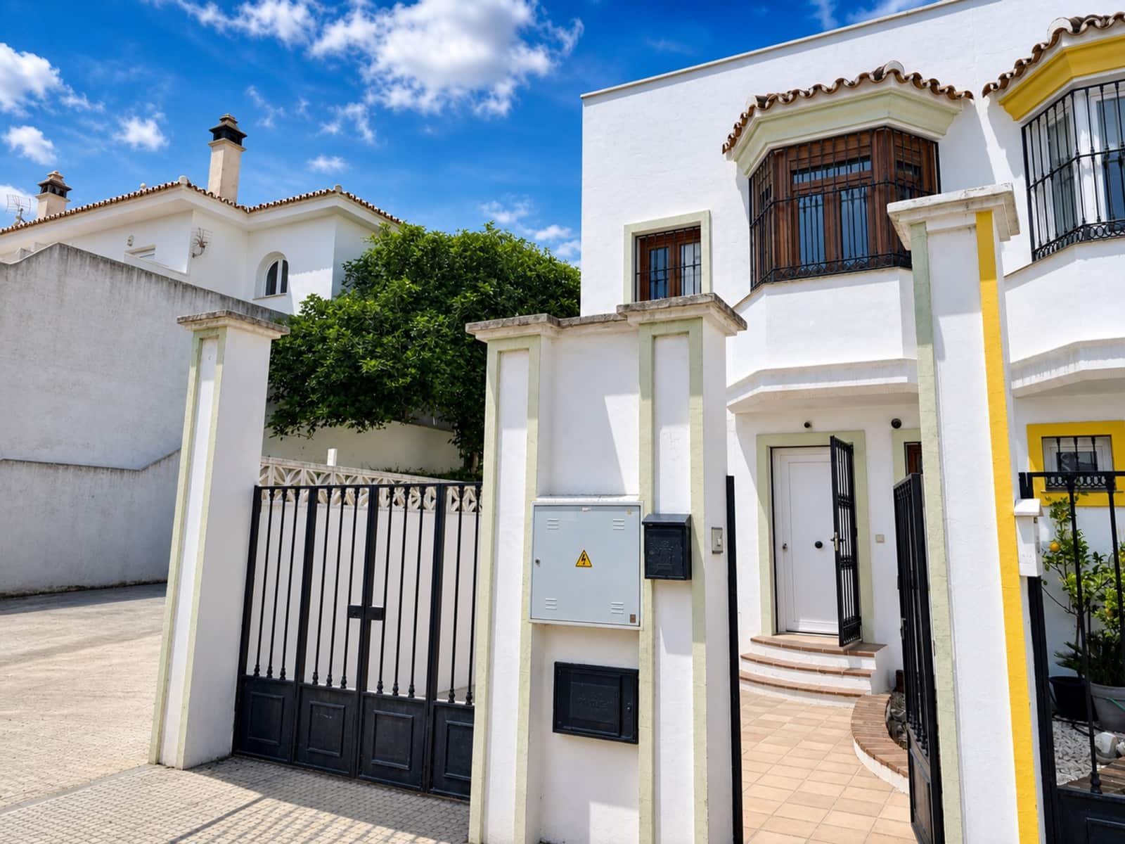 3 soveværelse Semi-Rækkehus til salg i La Duquesa / Puerto de la Duquesa med garage - € 375.000 (Ref: 9824805)