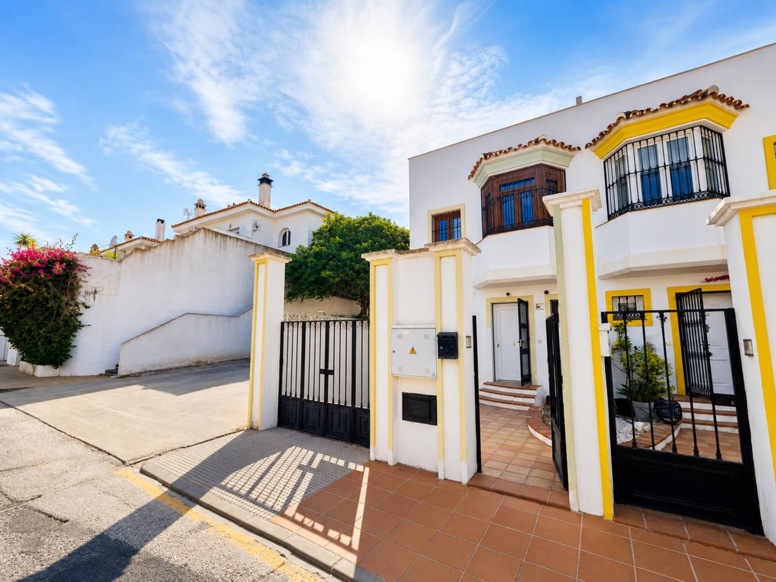 3 soveværelse Semi-Rækkehus til salg i La Duquesa / Puerto de la Duquesa med garage - € 375.000 (Ref: 9824805)