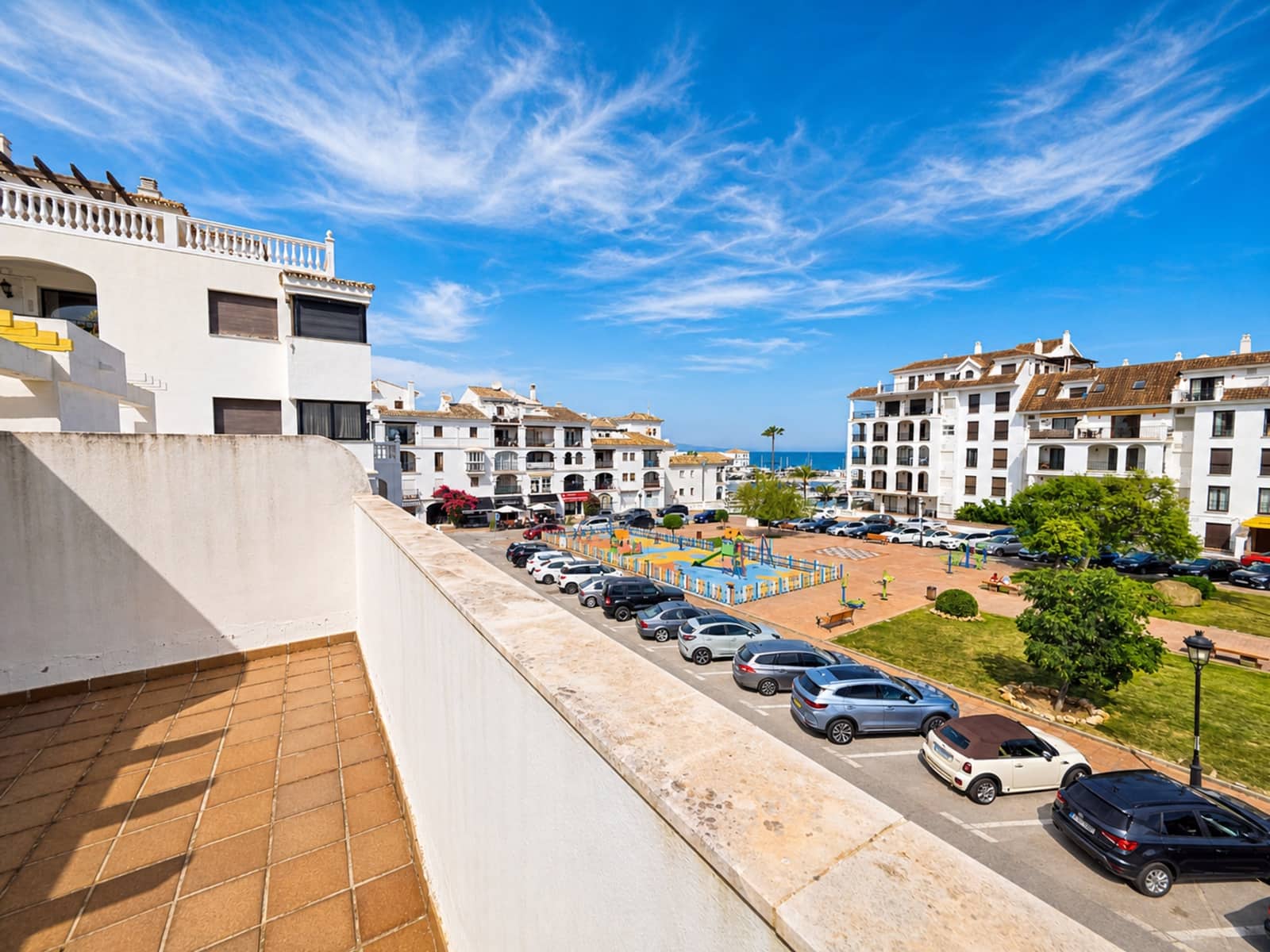 3 soveværelse Semi-Rækkehus til salg i La Duquesa / Puerto de la Duquesa med garage - € 375.000 (Ref: 9824805)