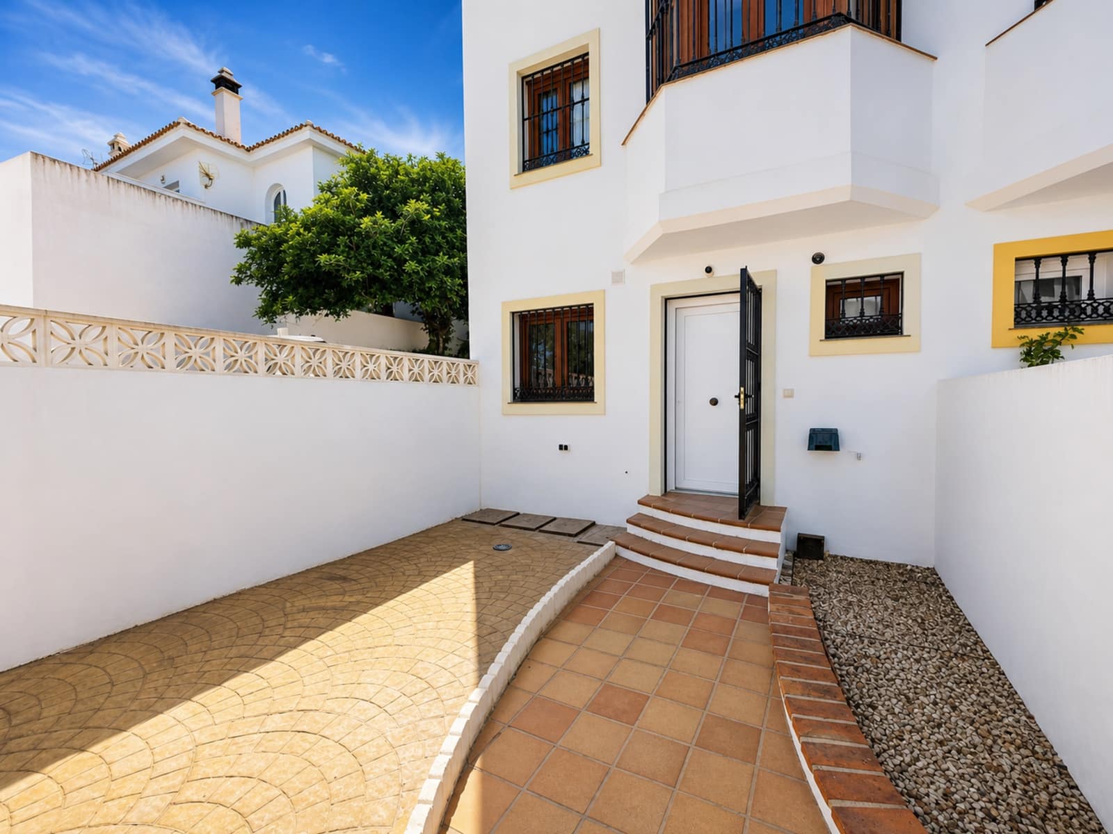 3 soveværelse Semi-Rækkehus til salg i La Duquesa / Puerto de la Duquesa med garage - € 375.000 (Ref: 9824805)