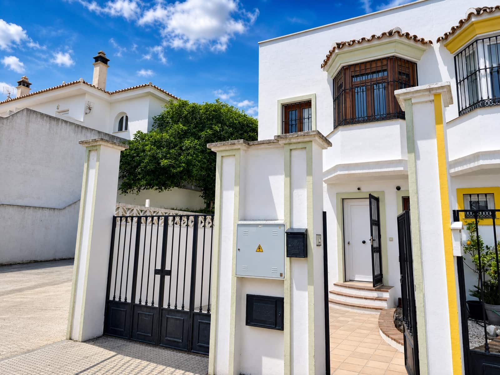 3 bedroom Semi-detached Villa for sale in La Duquesa / Puerto de la Duquesa with garage - € 375,000 (Ref: 9824805)