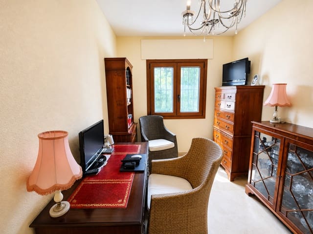 3 sovrum Semi-fristående Villa till salu i La Duquesa / Puerto de la Duquesa, Manilva med garage - 375 000 € (Ref: 9824805)
