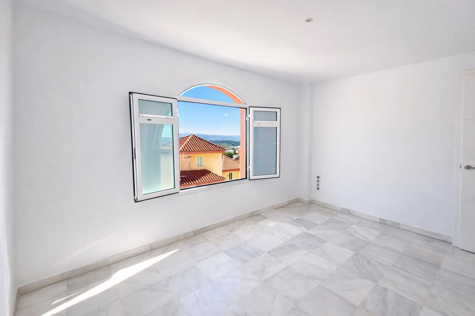 3 quarto Apartamento para venda em La Duquesa / Puerto de la Duquesa com piscina garagem - 275 000 € (Ref: 9836215)
