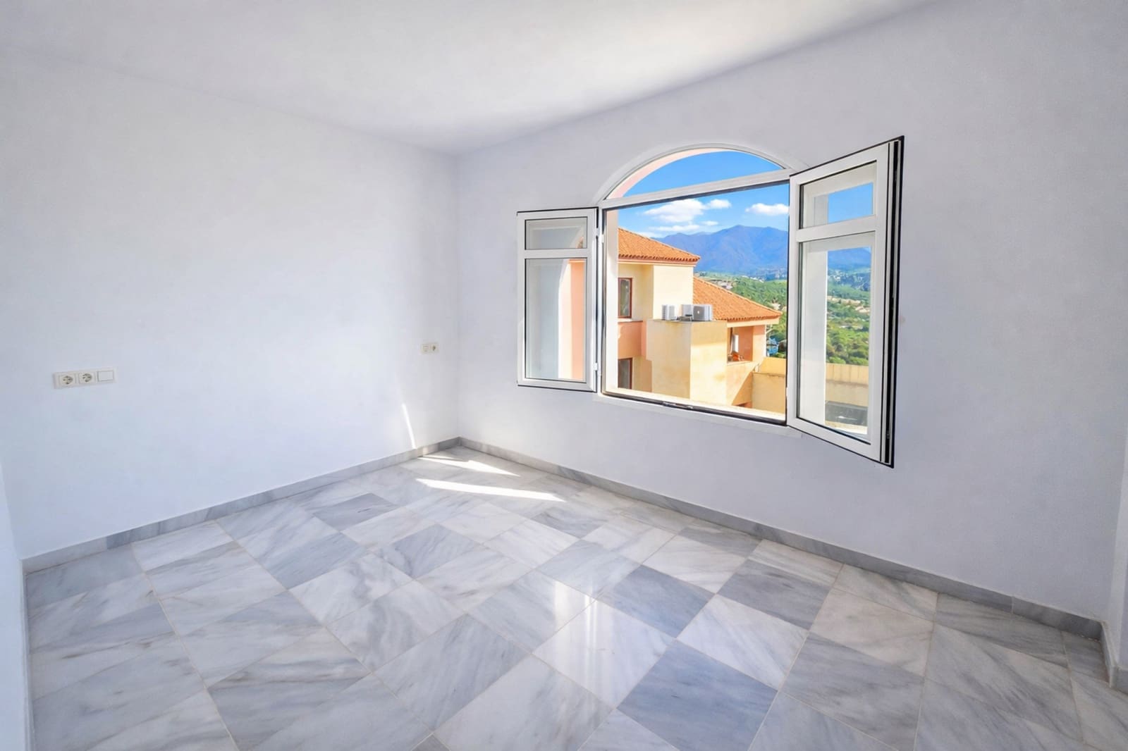 3 quarto Apartamento para venda em La Duquesa / Puerto de la Duquesa com piscina garagem - 275 000 € (Ref: 9836215)
