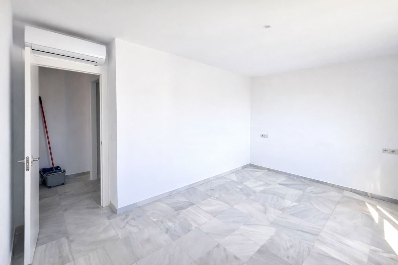 3 quarto Apartamento para venda em La Duquesa / Puerto de la Duquesa com piscina garagem - 275 000 € (Ref: 9836215)