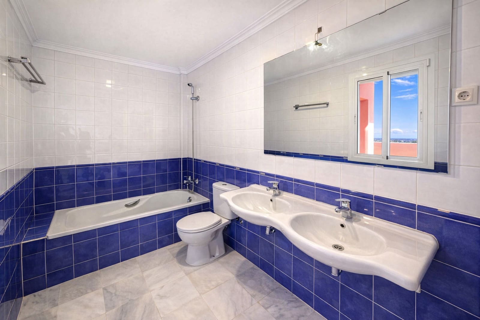 3 quarto Apartamento para venda em La Duquesa / Puerto de la Duquesa com piscina garagem - 275 000 € (Ref: 9836215)
