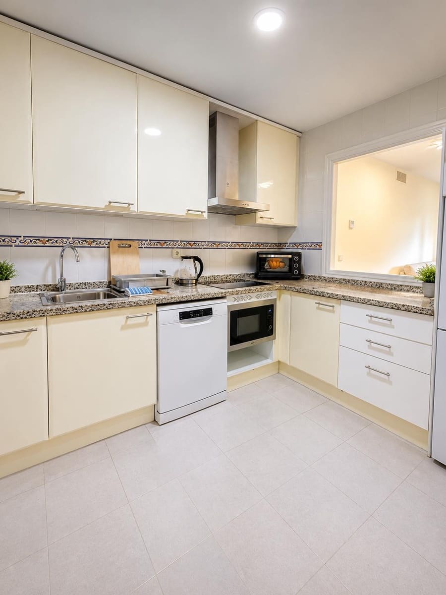 2 quarto Apartamento para venda em La Duquesa / Puerto de la Duquesa com piscina garagem - 298 000 € (Ref: 9849211)
