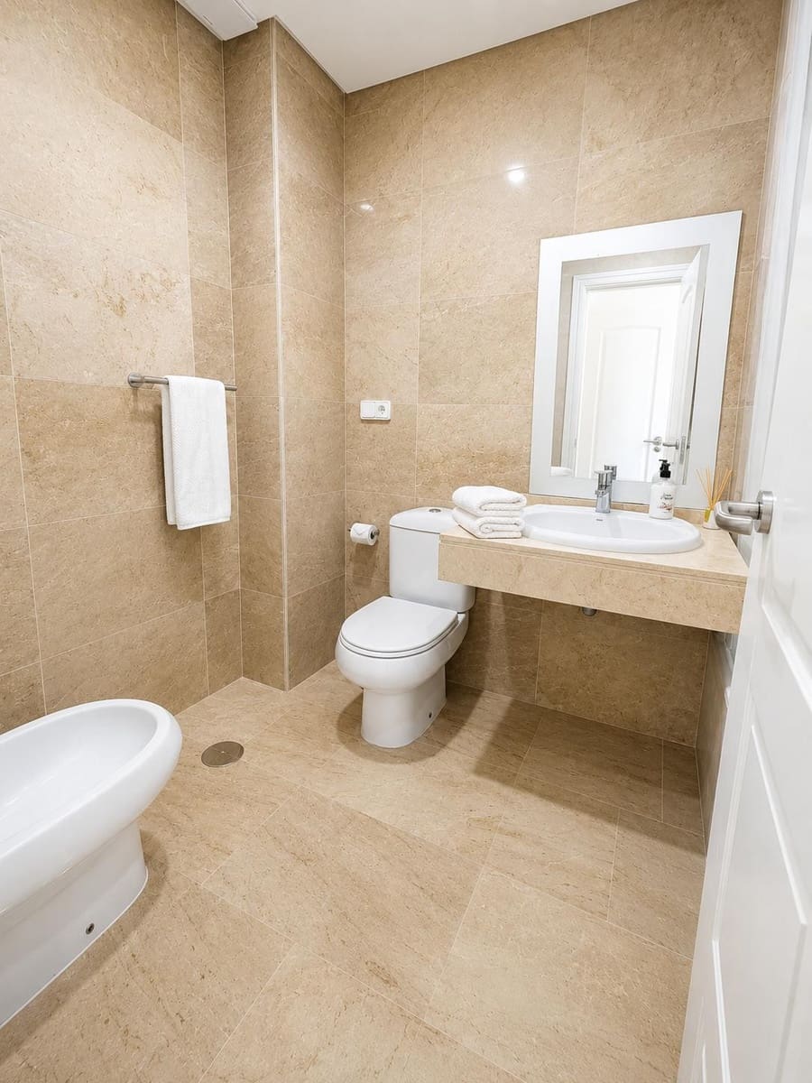 2 quarto Apartamento para venda em La Duquesa / Puerto de la Duquesa com piscina garagem - 298 000 € (Ref: 9849211)