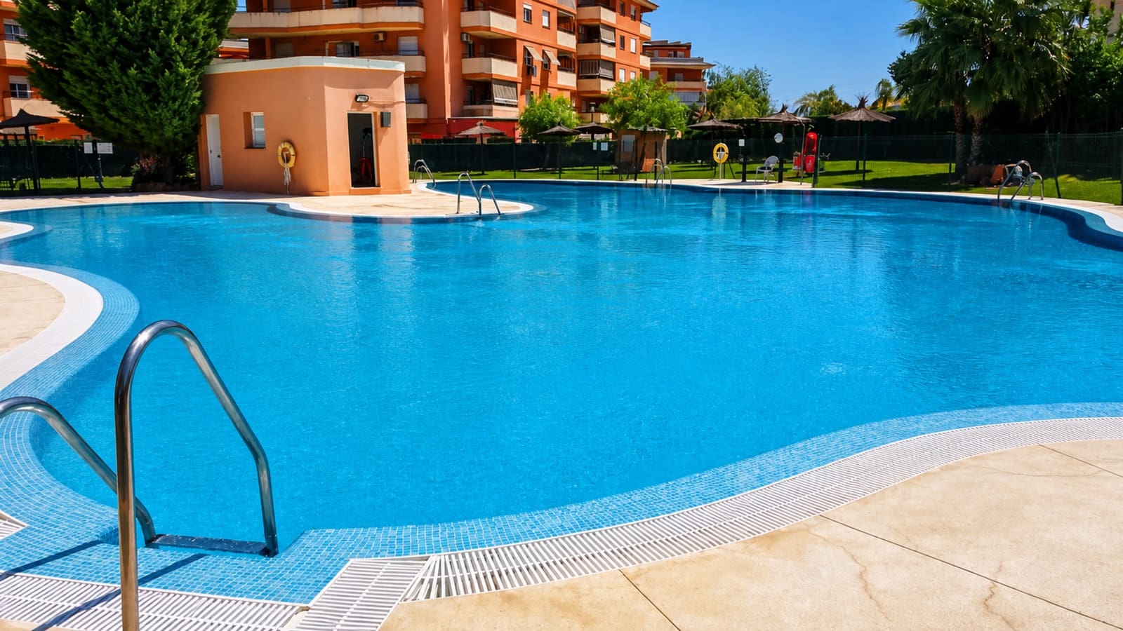 2 bedroom Apartment for sale in San Luis de Sabinillas with pool garage - € 265,000 (Ref: 9849212)
