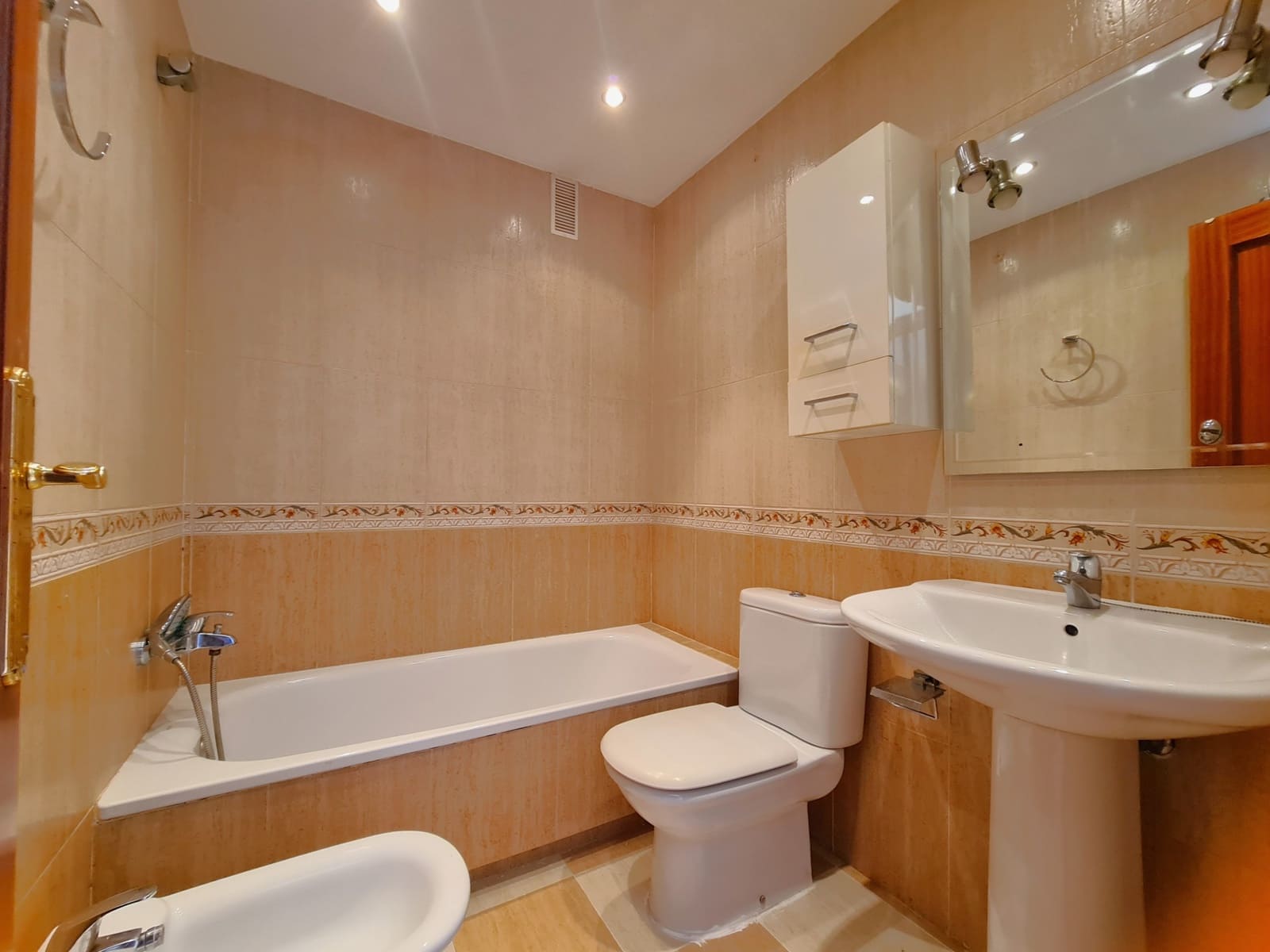2 sovrum Lägenhet till salu i San Luis de Sabinillas med garage - 265 000 € (Ref: 9896580)
