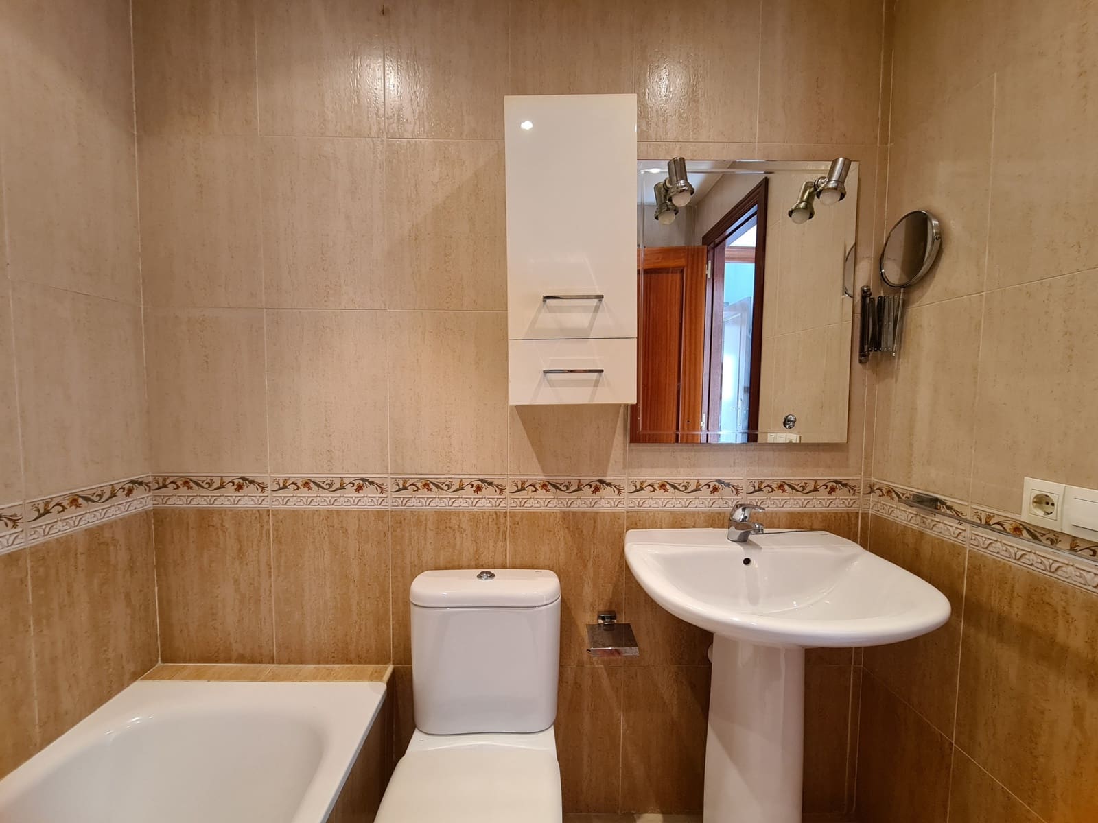 2 sovrum Lägenhet till salu i San Luis de Sabinillas med garage - 265 000 € (Ref: 9896580)