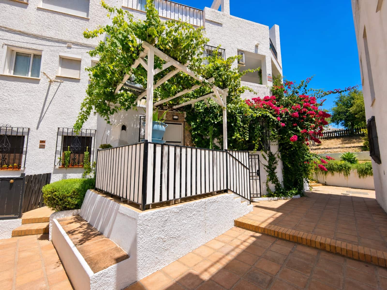 2 soveværelse Lejlighed til salg i La Duquesa / Puerto de la Duquesa med swimmingpool garage - € 195.000 (Ref: 9941968)