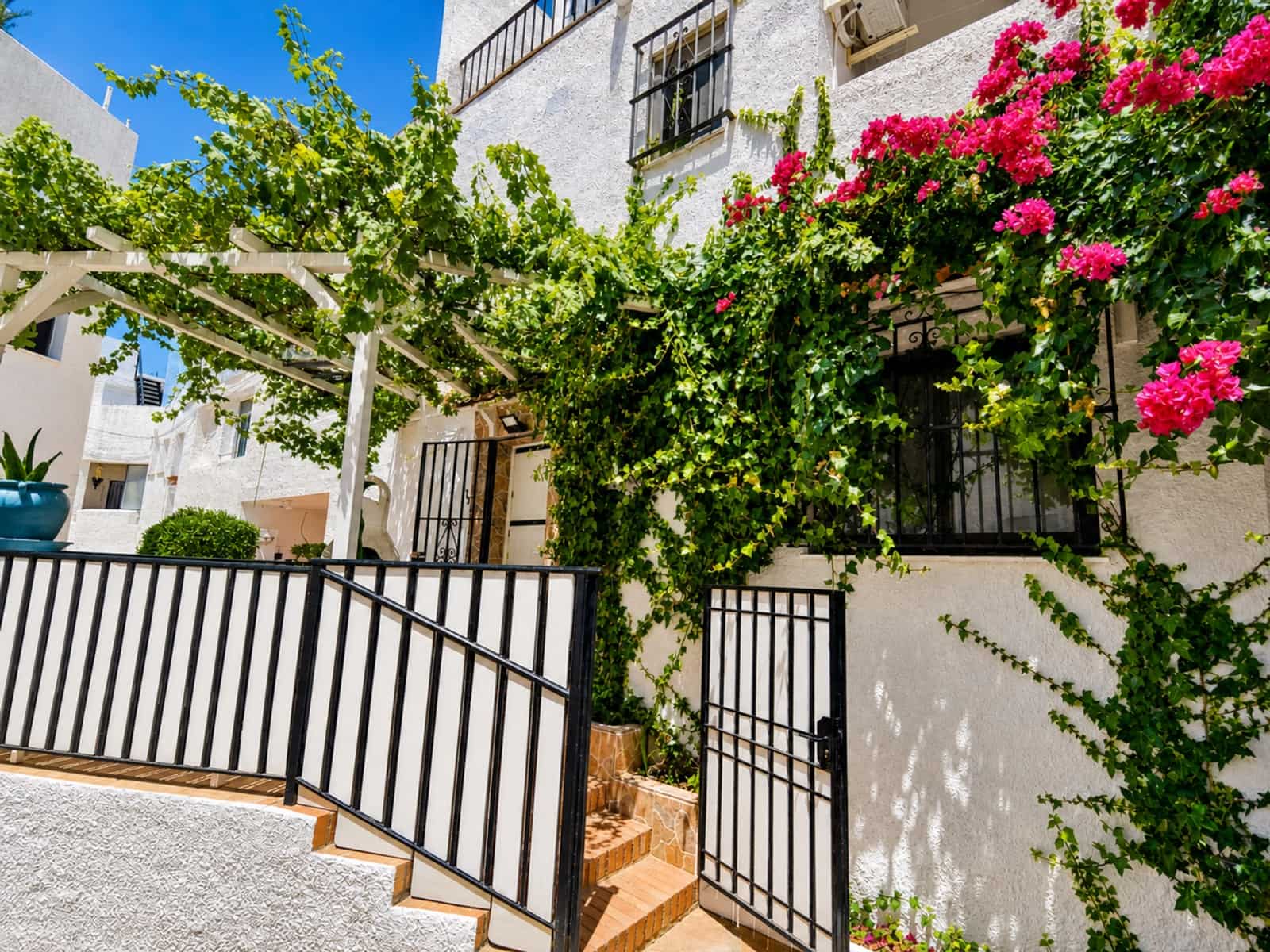 2 soveværelse Lejlighed til salg i La Duquesa / Puerto de la Duquesa med swimmingpool garage - € 195.000 (Ref: 9941968)