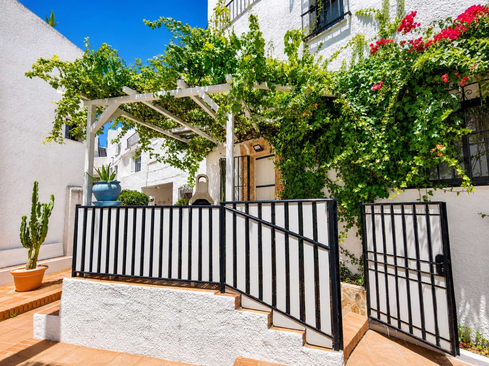 2 soveværelse Lejlighed til salg i La Duquesa / Puerto de la Duquesa med swimmingpool garage - € 195.000 (Ref: 9941968)