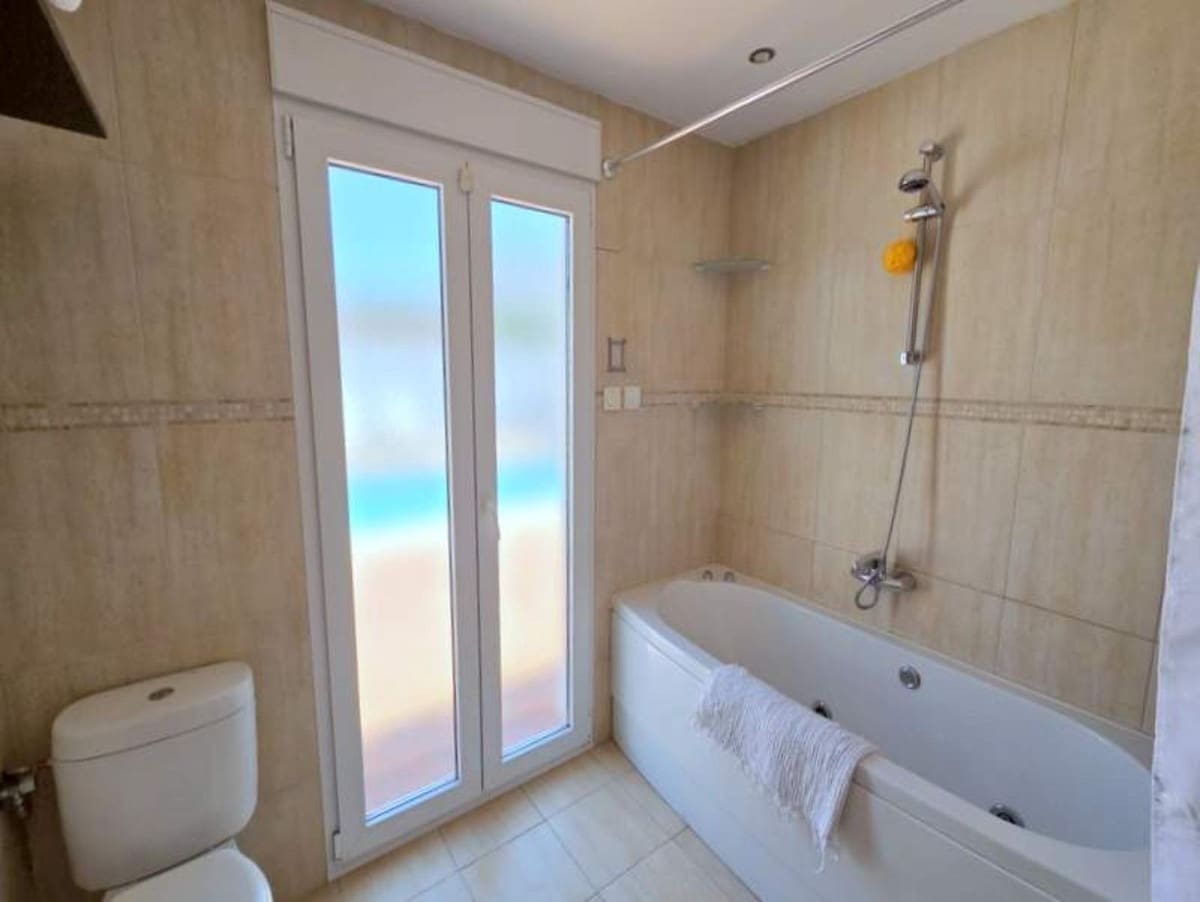 5 soverom Villa til salgs i La Duquesa / Puerto de la Duquesa med svømmebasseng garasje - € 595 000 (Ref: 9941969)