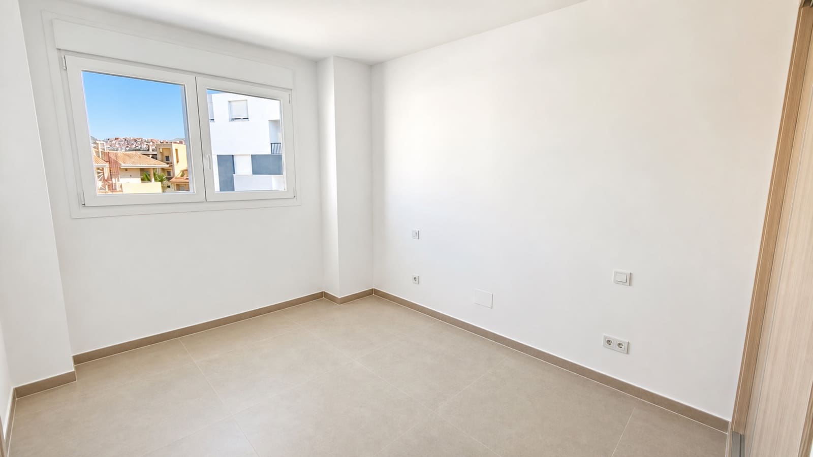 2 soverom Leilighet til salgs i La Duquesa / Puerto de la Duquesa med svømmebasseng garasje - € 399 000 (Ref: 9949390)