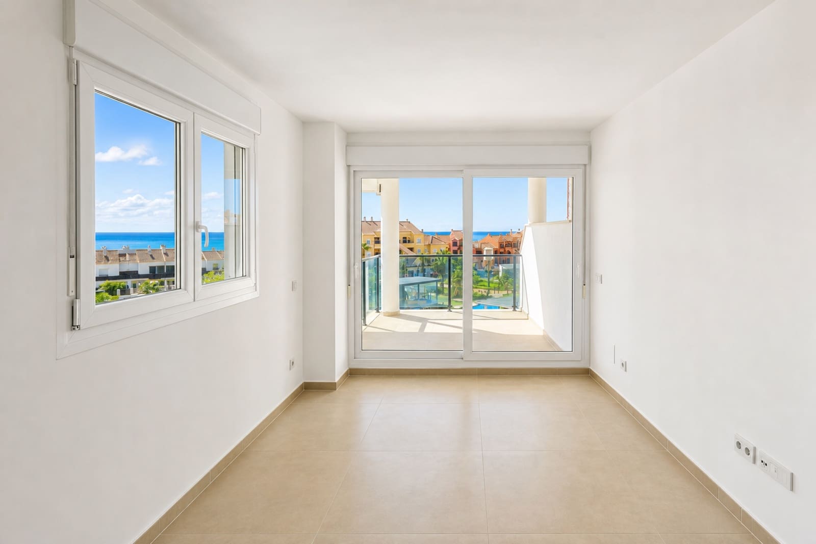 2 soverom Leilighet til salgs i La Duquesa / Puerto de la Duquesa med svømmebasseng garasje - € 399 000 (Ref: 9949390)