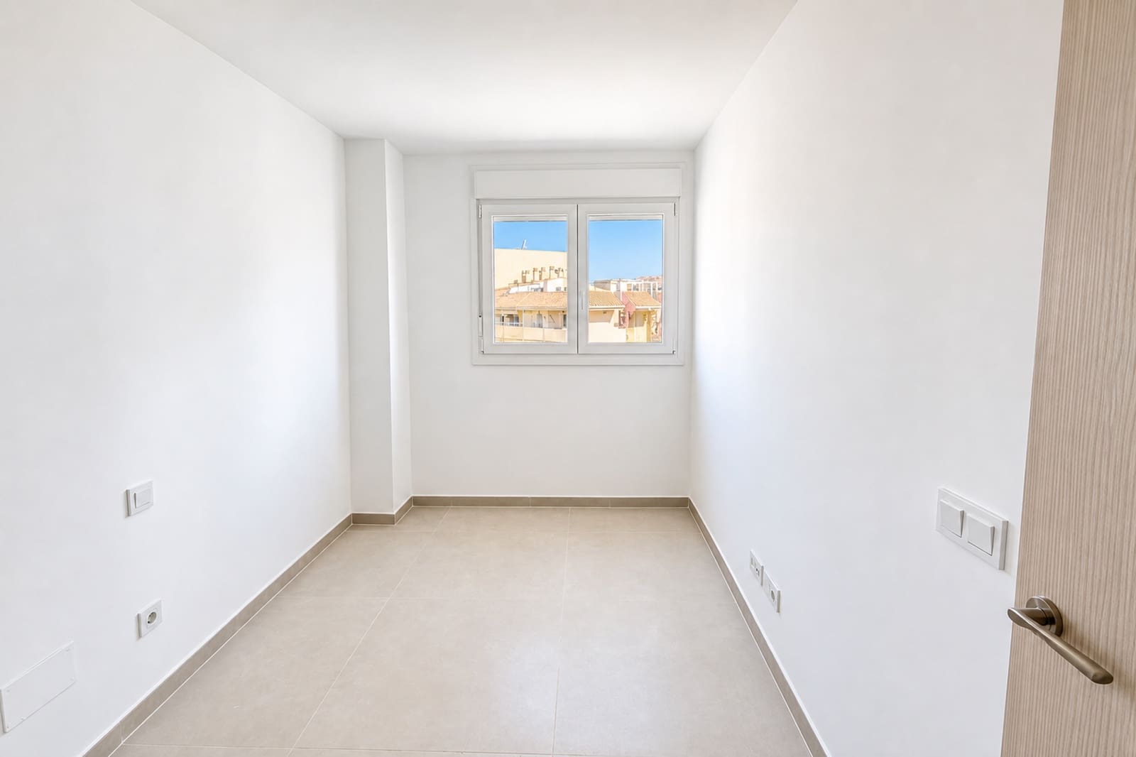 2 soverom Leilighet til salgs i La Duquesa / Puerto de la Duquesa med svømmebasseng garasje - € 399 000 (Ref: 9949390)