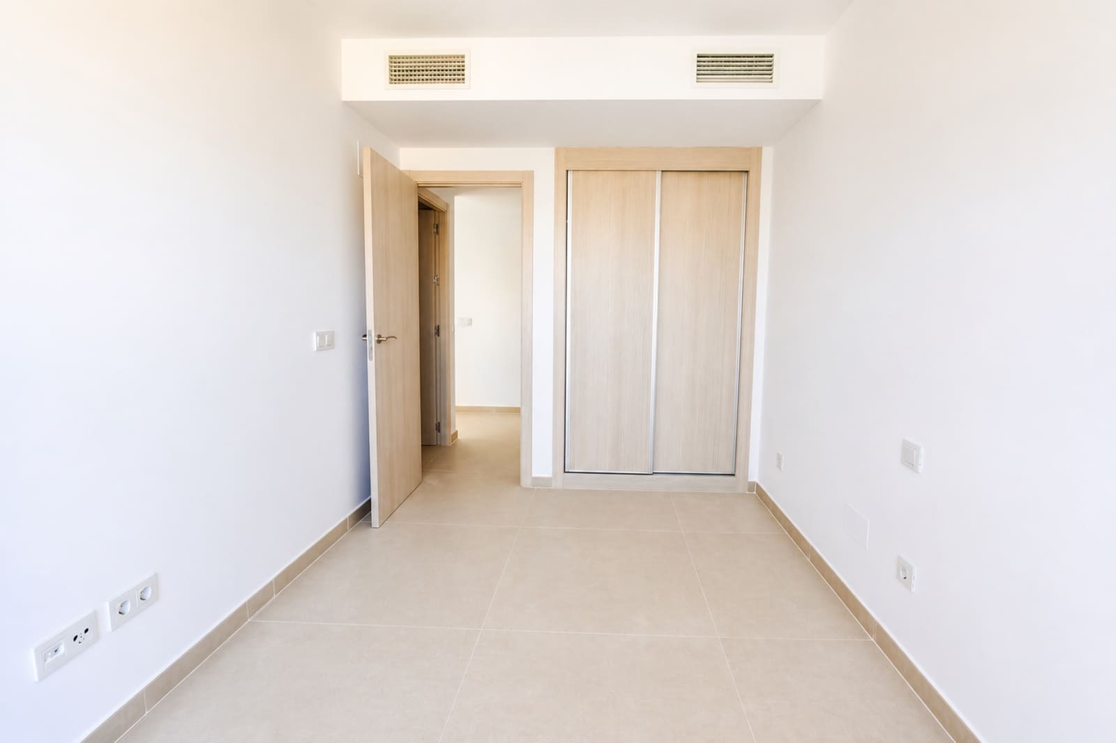 2 soverom Leilighet til salgs i La Duquesa / Puerto de la Duquesa med svømmebasseng garasje - € 399 000 (Ref: 9949390)