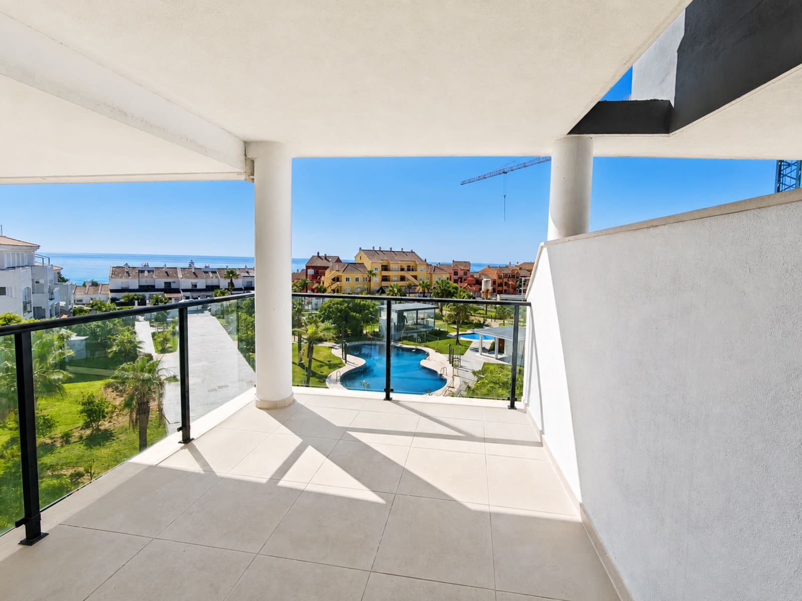 2 soverom Leilighet til salgs i La Duquesa / Puerto de la Duquesa med svømmebasseng garasje - € 399 000 (Ref: 9949390)
