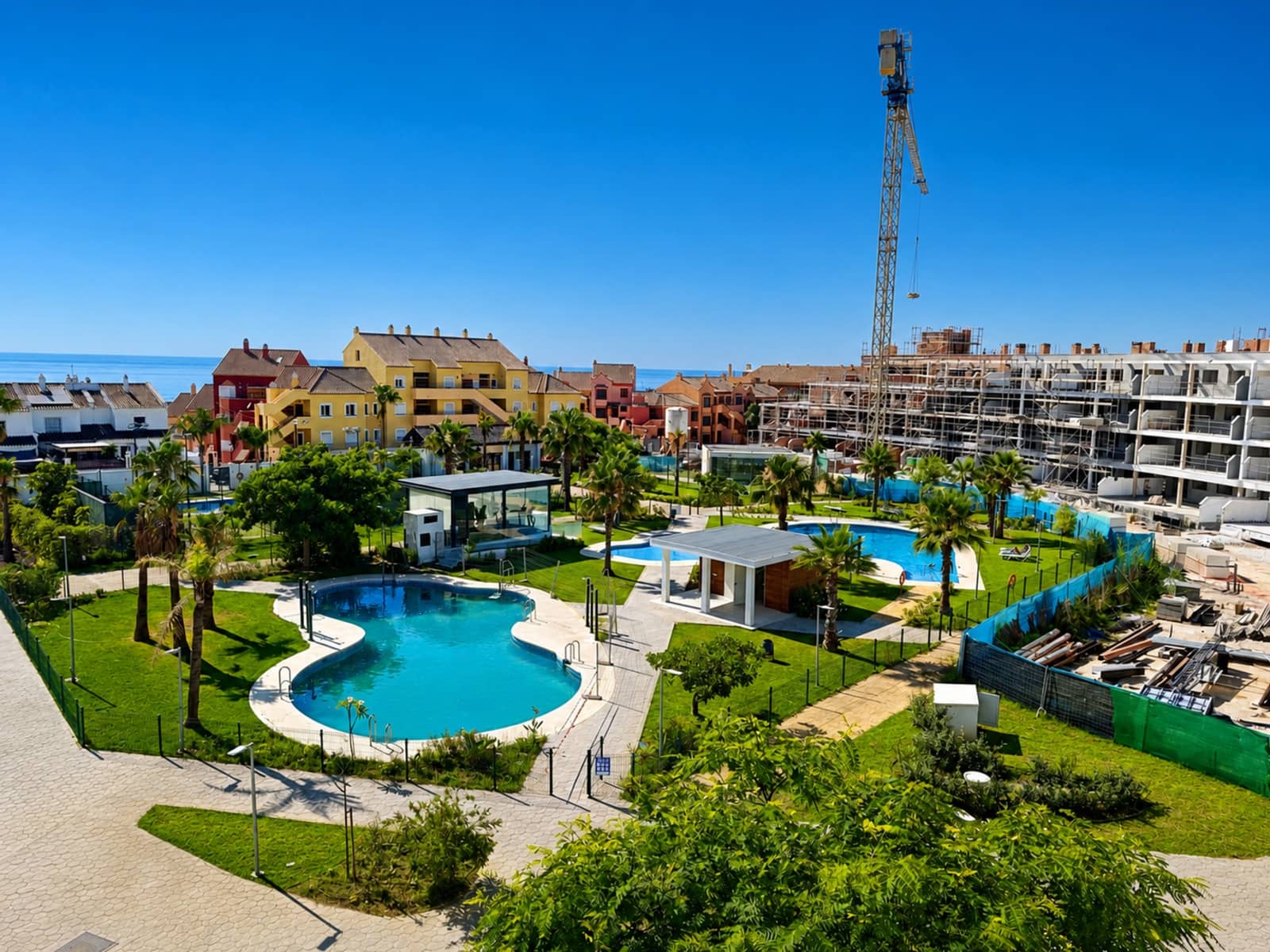 2 soverom Leilighet til salgs i La Duquesa / Puerto de la Duquesa med svømmebasseng garasje - € 399 000 (Ref: 9949390)