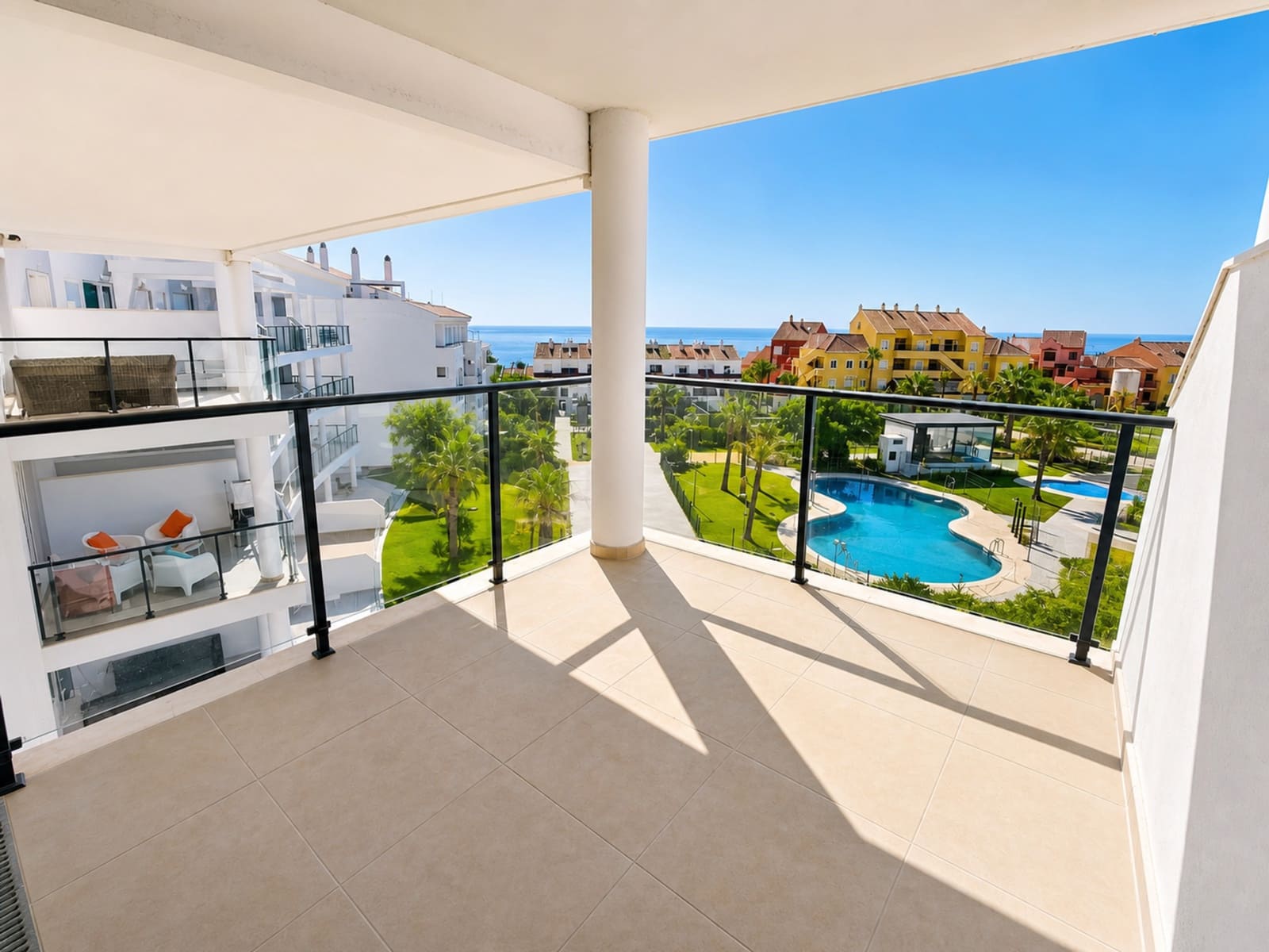 2 soverom Leilighet til salgs i La Duquesa / Puerto de la Duquesa med svømmebasseng garasje - € 399 000 (Ref: 9949390)