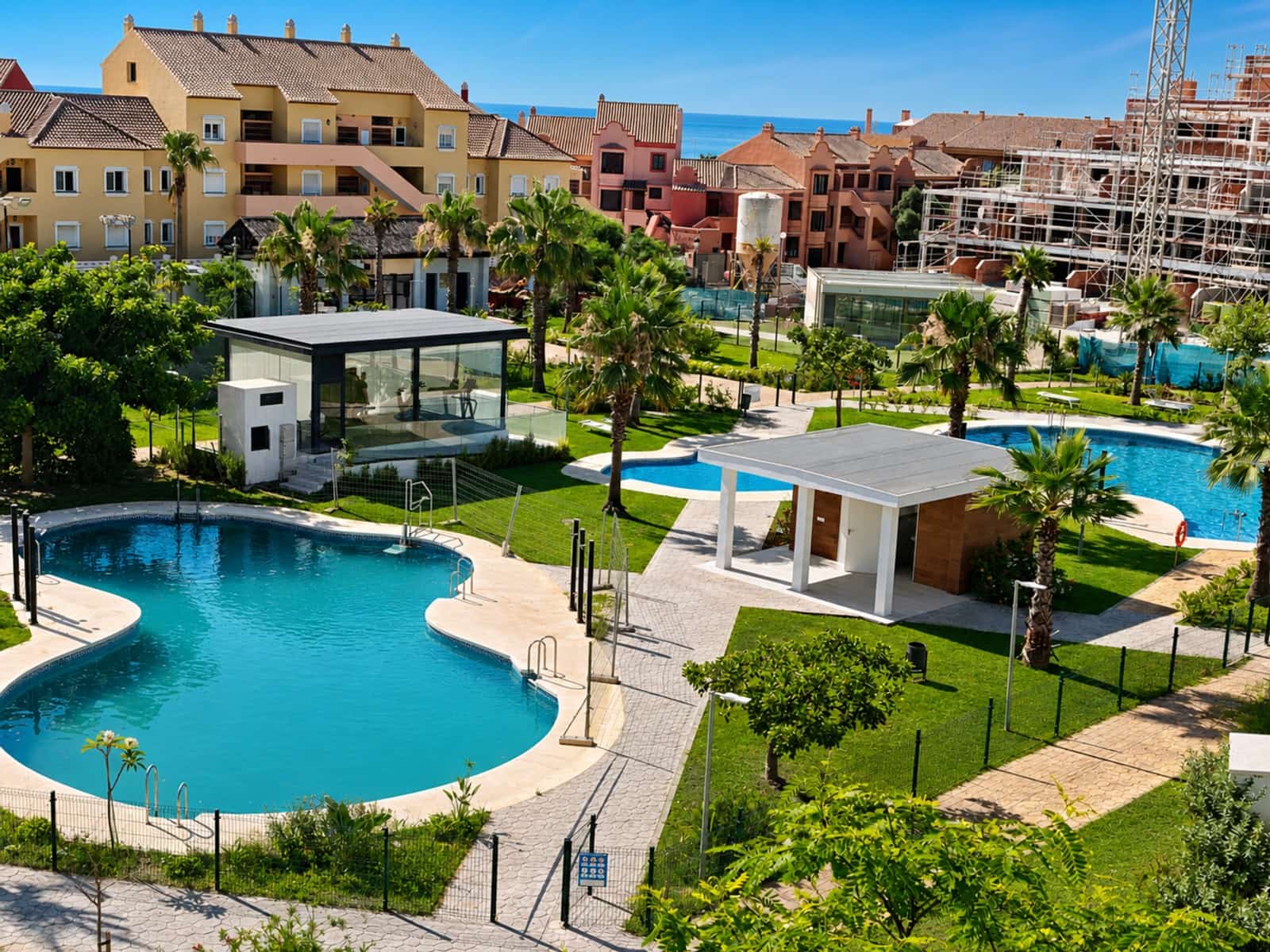 2 soverom Leilighet til salgs i La Duquesa / Puerto de la Duquesa med svømmebasseng garasje - € 399 000 (Ref: 9949390)